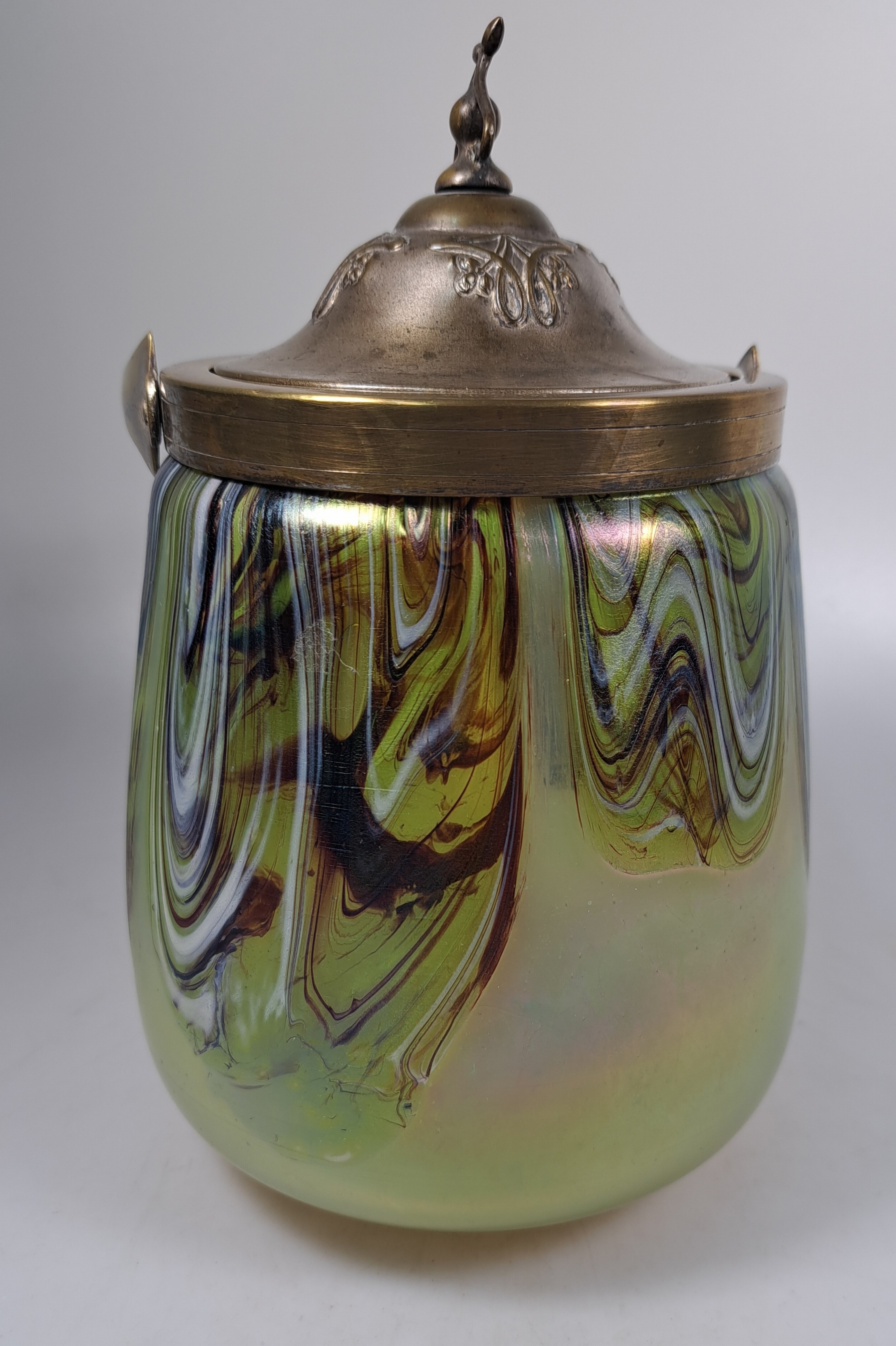 Detail b: Bonbonniere, Wilhelm Kralik Sohn, um 1910, Schichtglas mit farbigen Einschmelzungen u.a. Uranglas, Metallmontur und Deckel, Alterssp., H. 26 cm