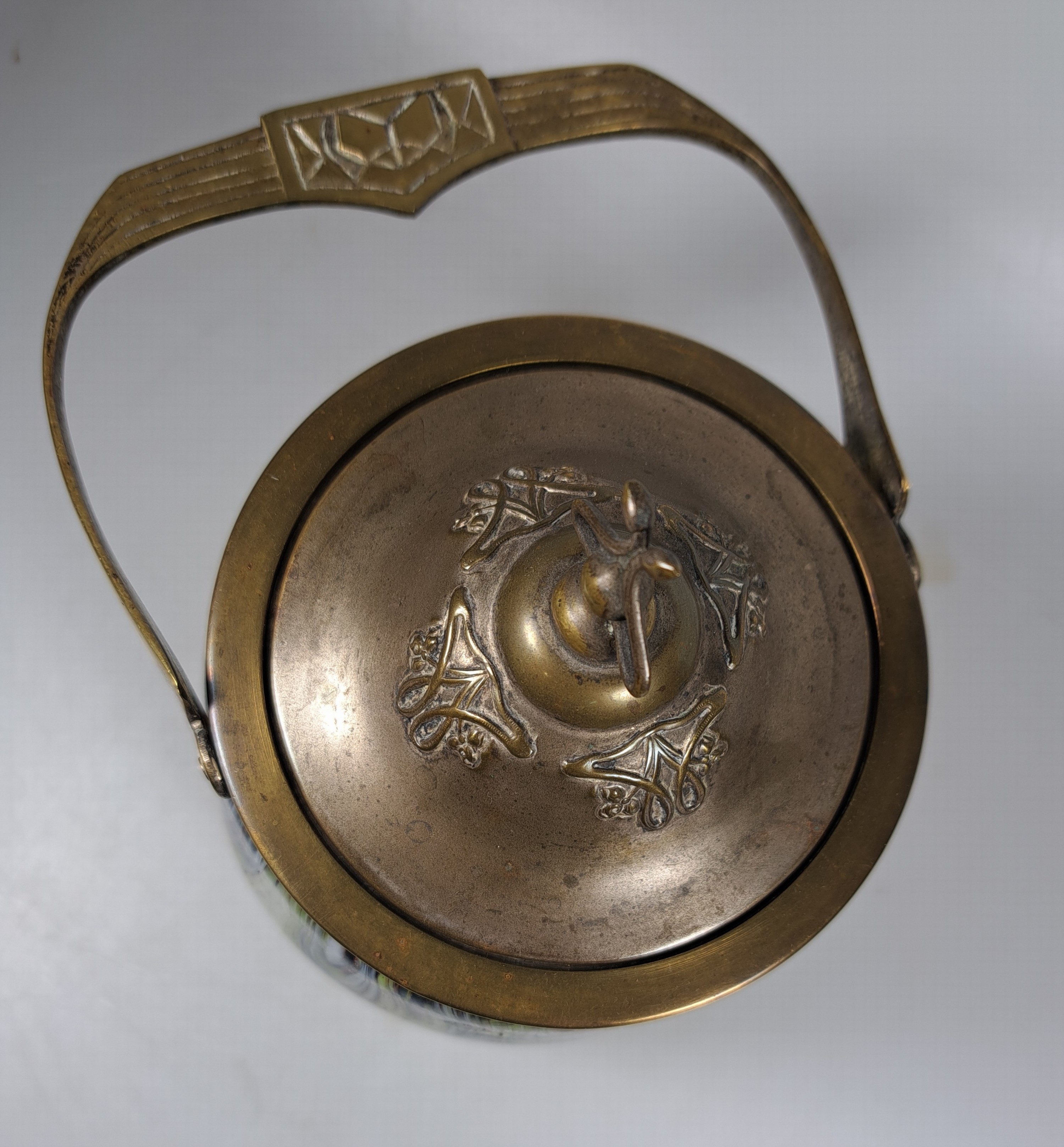 Detail c: Bonbonniere, Wilhelm Kralik Sohn, um 1910, Schichtglas mit farbigen Einschmelzungen u.a. Uranglas, Metallmontur und Deckel, Alterssp., H. 26 cm