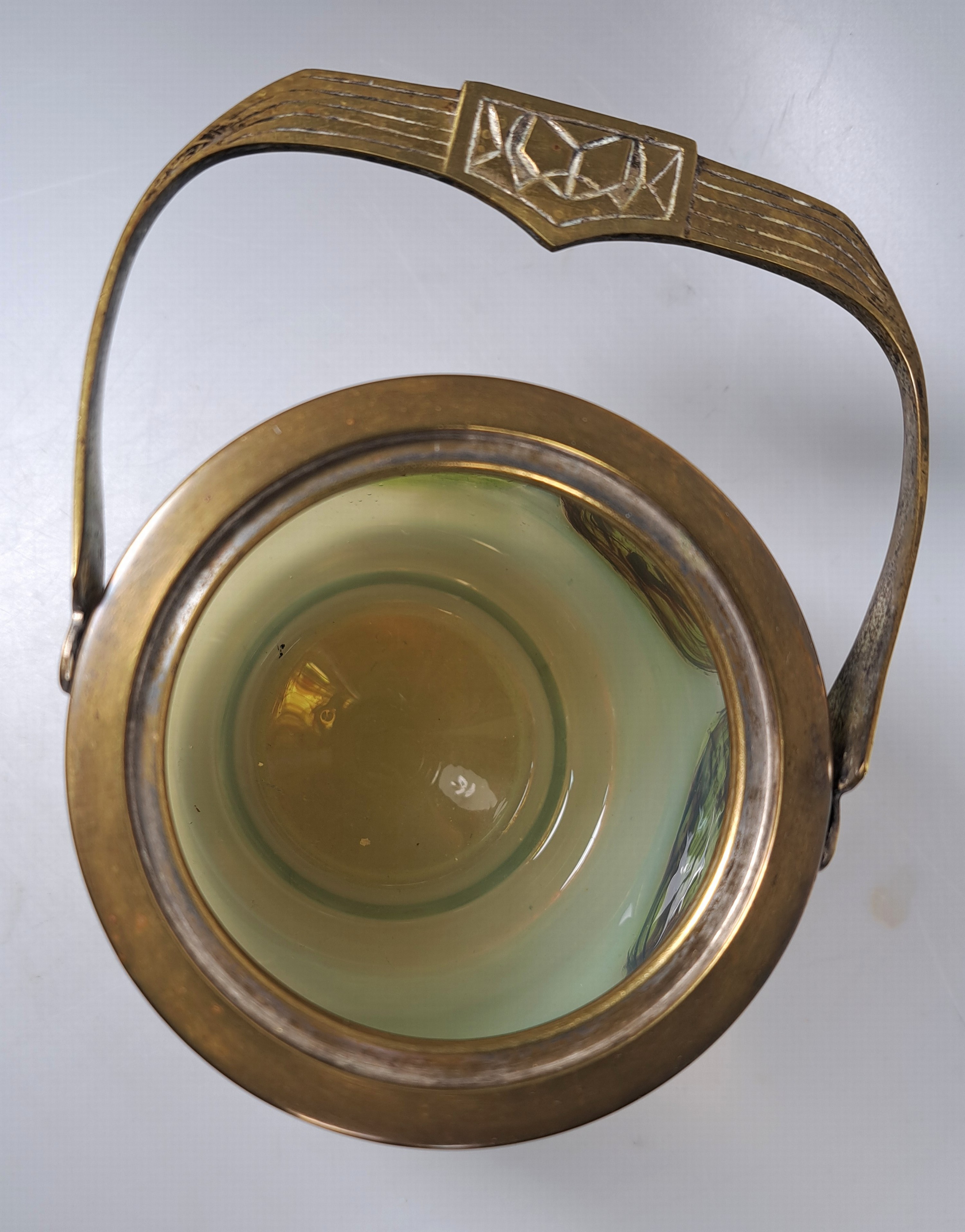 Detail d: Bonbonniere, Wilhelm Kralik Sohn, um 1910, Schichtglas mit farbigen Einschmelzungen u.a. Uranglas, Metallmontur und Deckel, Alterssp., H. 26 cm