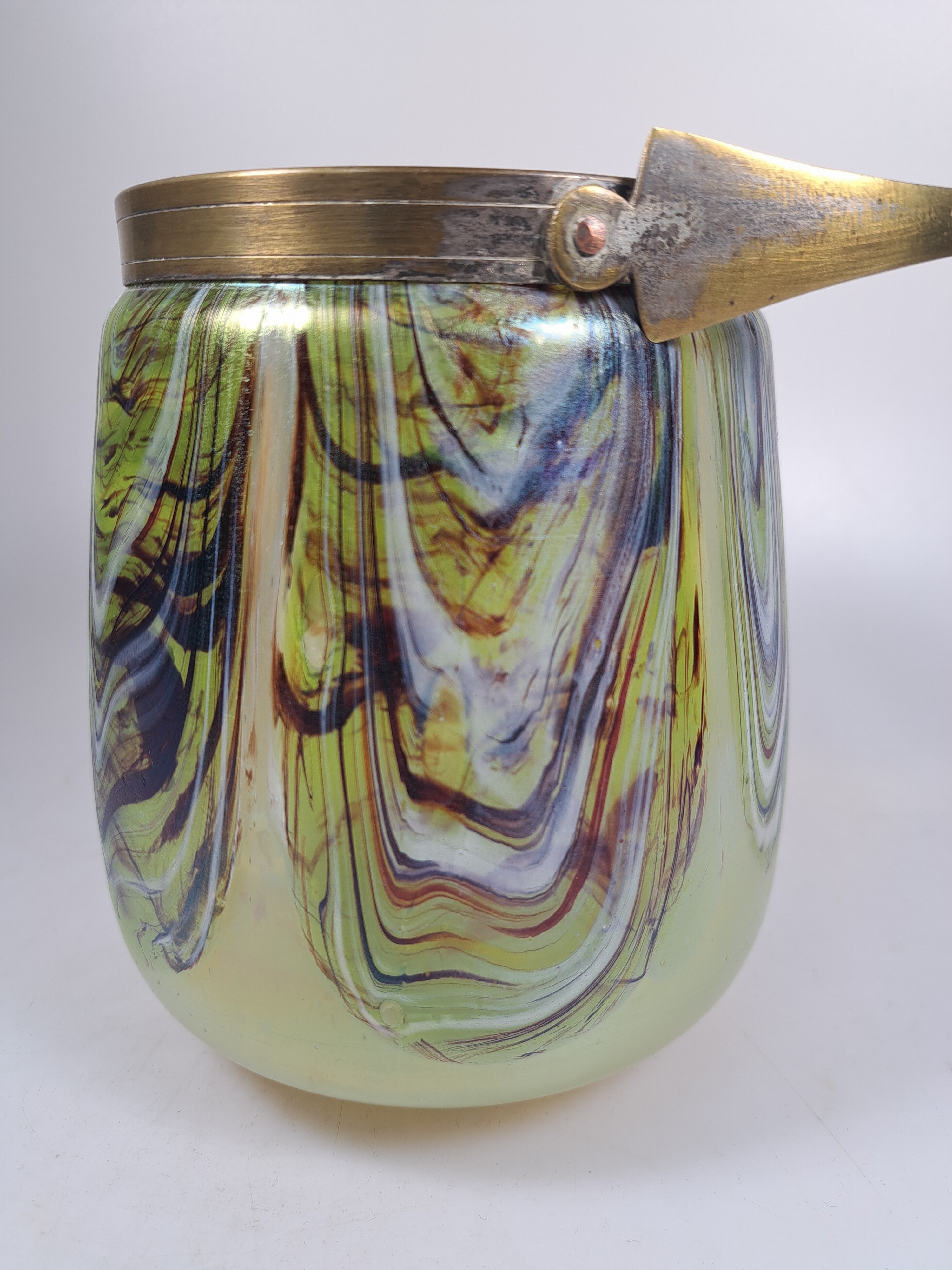 Detail f: Bonbonniere, Wilhelm Kralik Sohn, um 1910, Schichtglas mit farbigen Einschmelzungen u.a. Uranglas, Metallmontur und Deckel, Alterssp., H. 26 cm