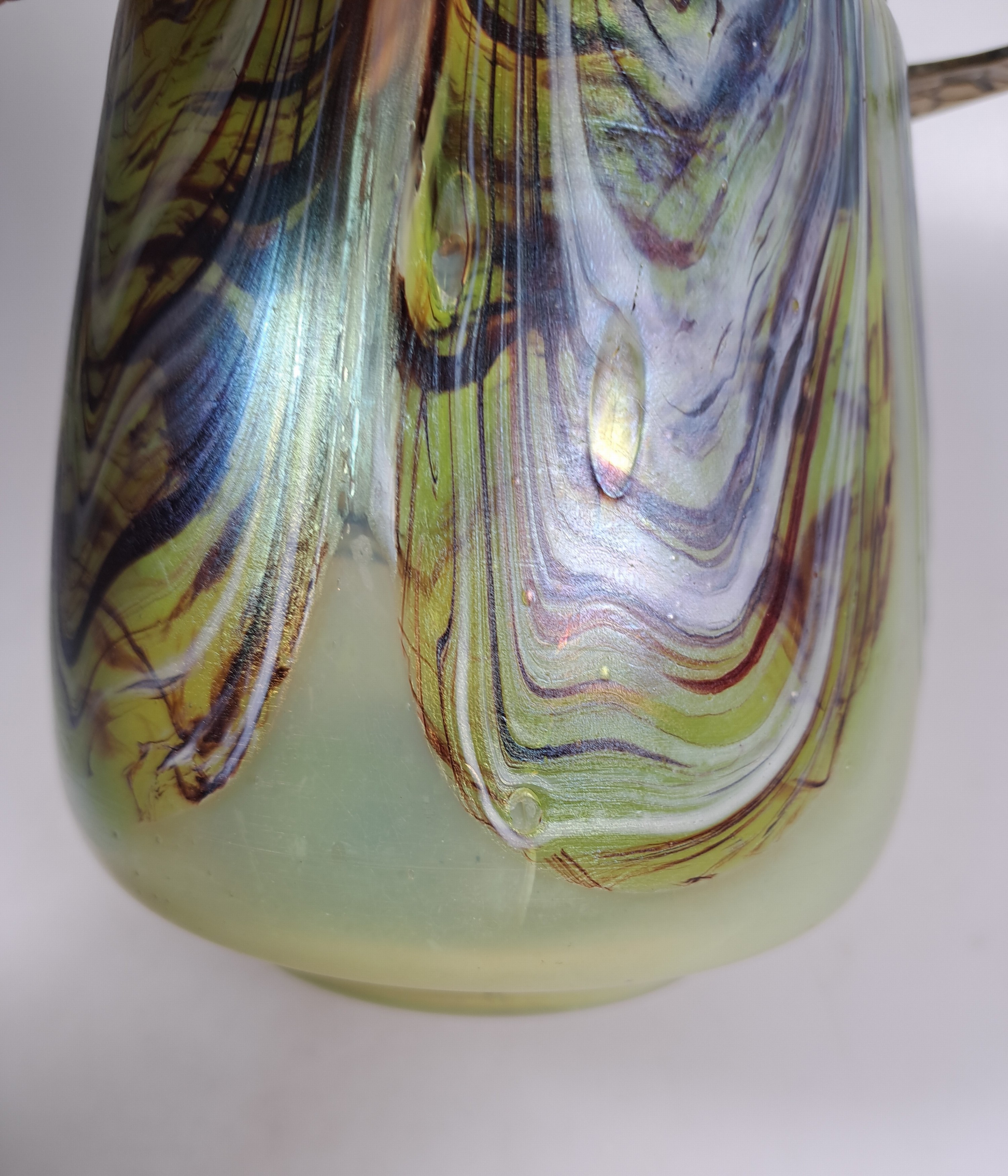 Detail g: Bonbonniere, Wilhelm Kralik Sohn, um 1910, Schichtglas mit farbigen Einschmelzungen u.a. Uranglas, Metallmontur und Deckel, Alterssp., H. 26 cm