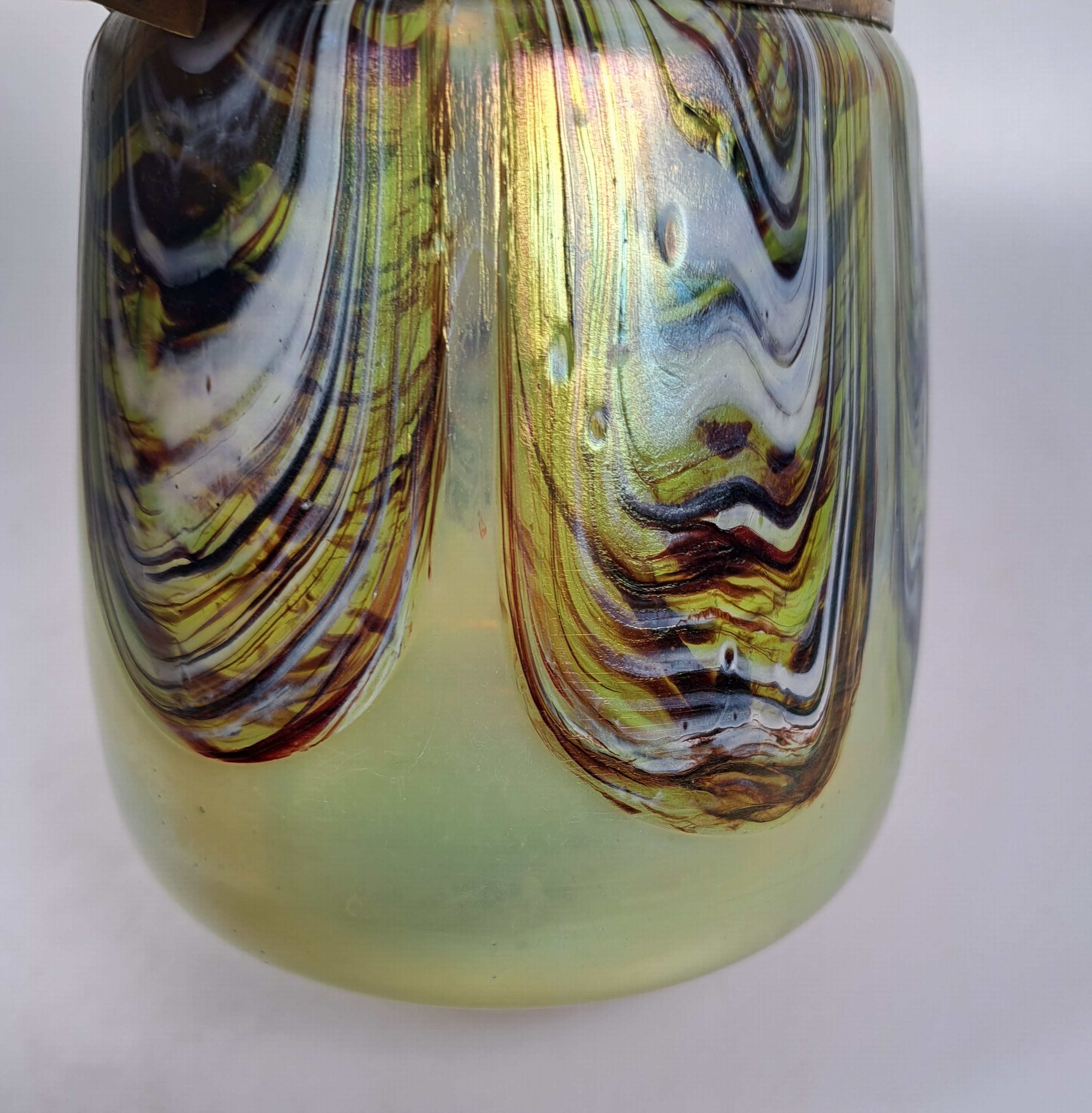 Detail i: Bonbonniere, Wilhelm Kralik Sohn, um 1910, Schichtglas mit farbigen Einschmelzungen u.a. Uranglas, Metallmontur und Deckel, Alterssp., H. 26 cm