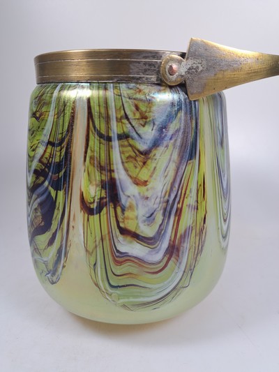 27048821f - Bonbonniere, Wilhelm Kralik Sohn, um 1910, Schichtglas mit farbigen Einschmelzungen u.a. ...