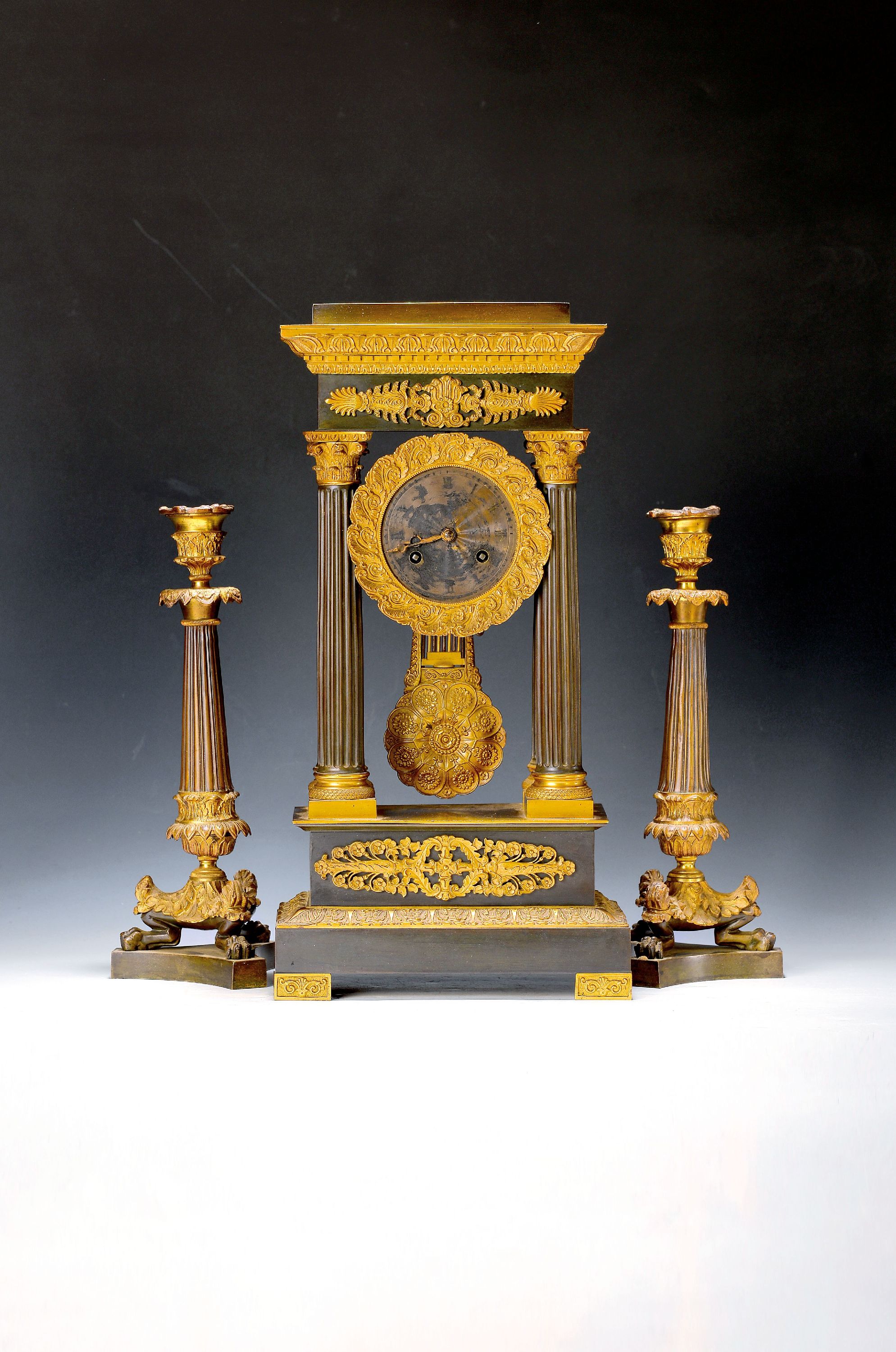 Image 27049019 - Portaluhr und zwei Kerzenbeistellern, Frankreich, um 1870, Bronze z.T. patiniert, ...