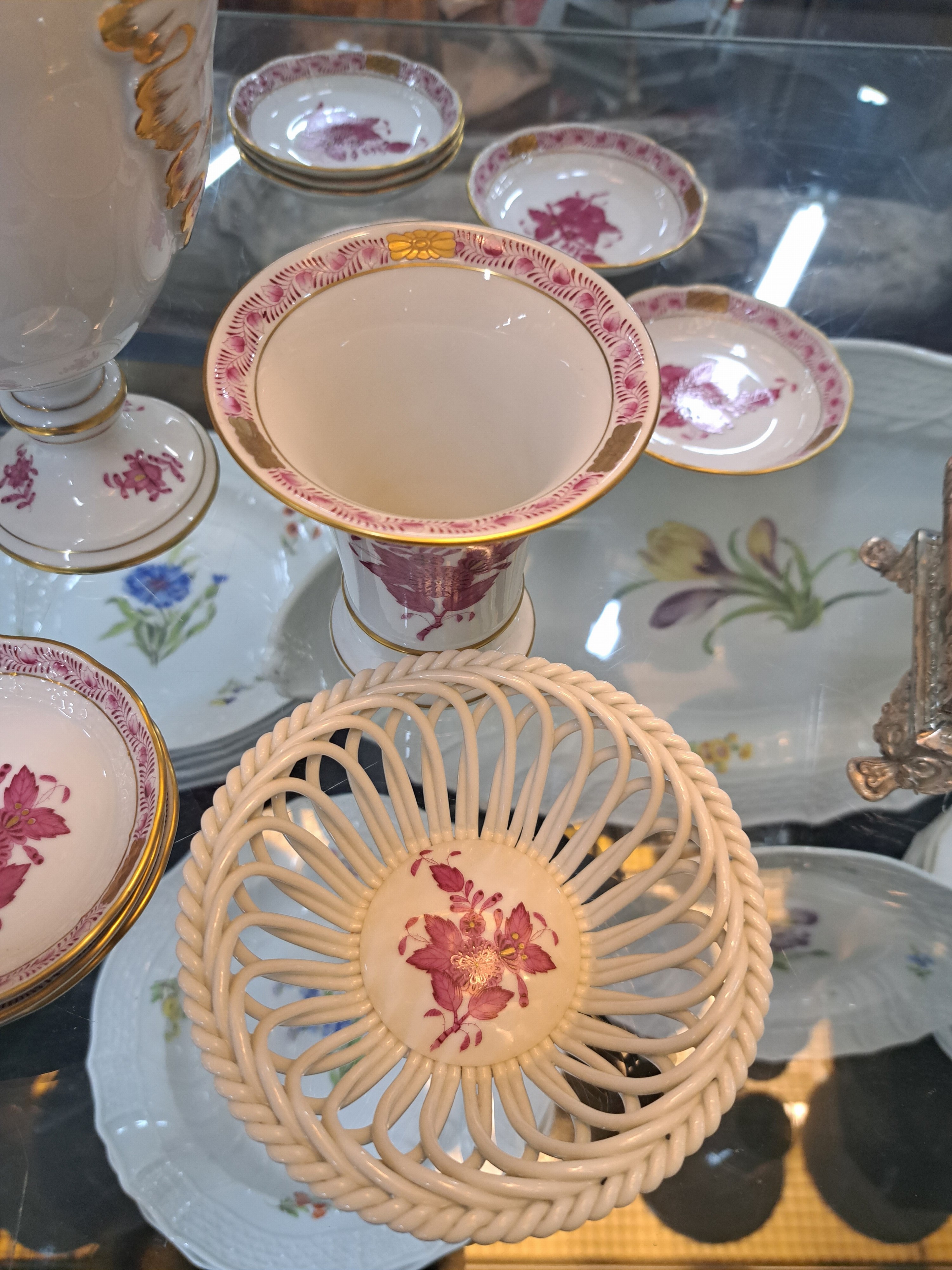 Detail c: 20 Teile Porzellan, Herend Ungarn, Apponyi purpur, 12 Fingerschälchen 9.5cm, Trichtervase 10cm, Doppelhenkeldeckelvase 25cm, kleine Blattschale, ...