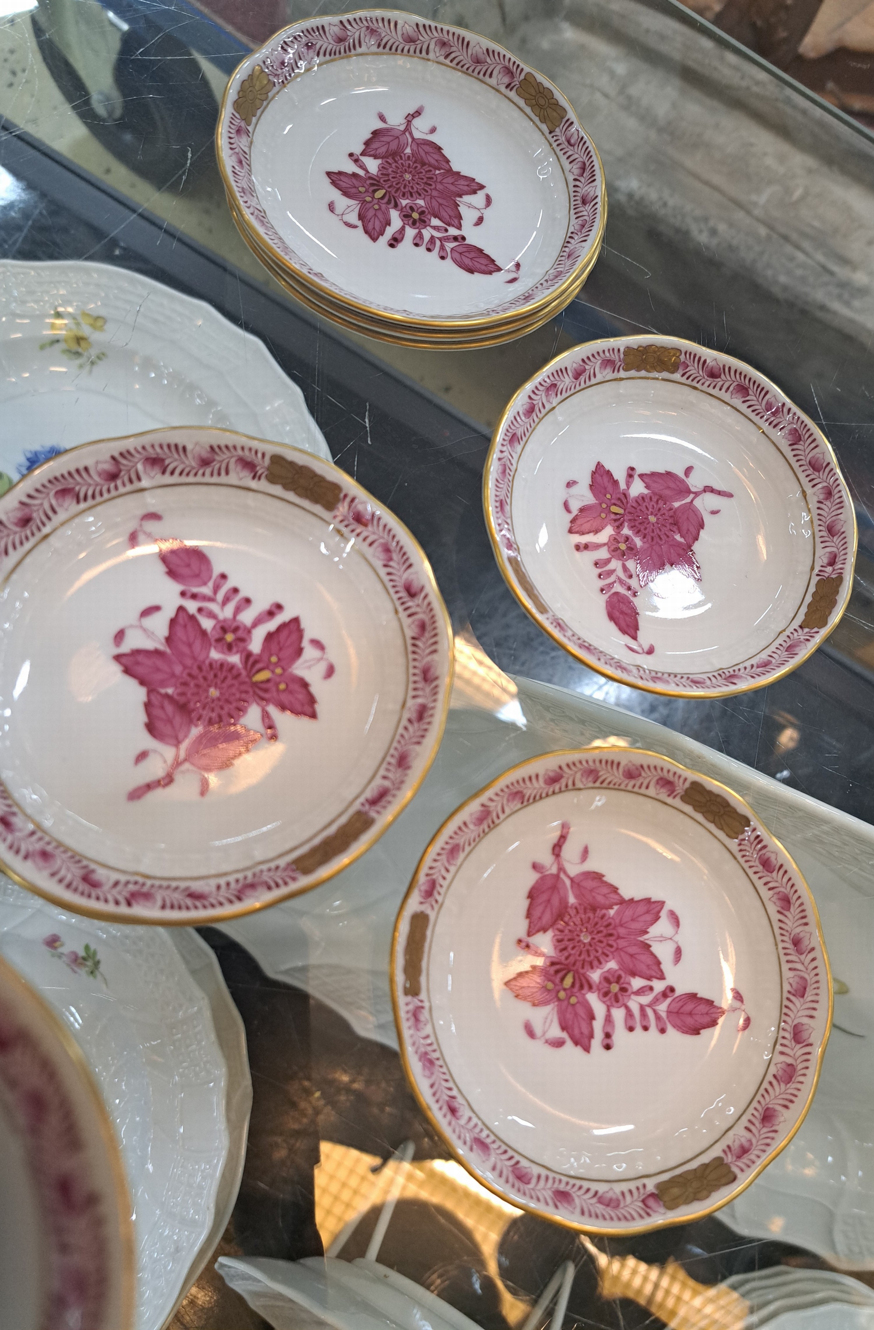 Detail d: 20 Teile Porzellan, Herend Ungarn, Apponyi purpur, 12 Fingerschälchen 9.5cm, Trichtervase 10cm, Doppelhenkeldeckelvase 25cm, kleine Blattschale, ...