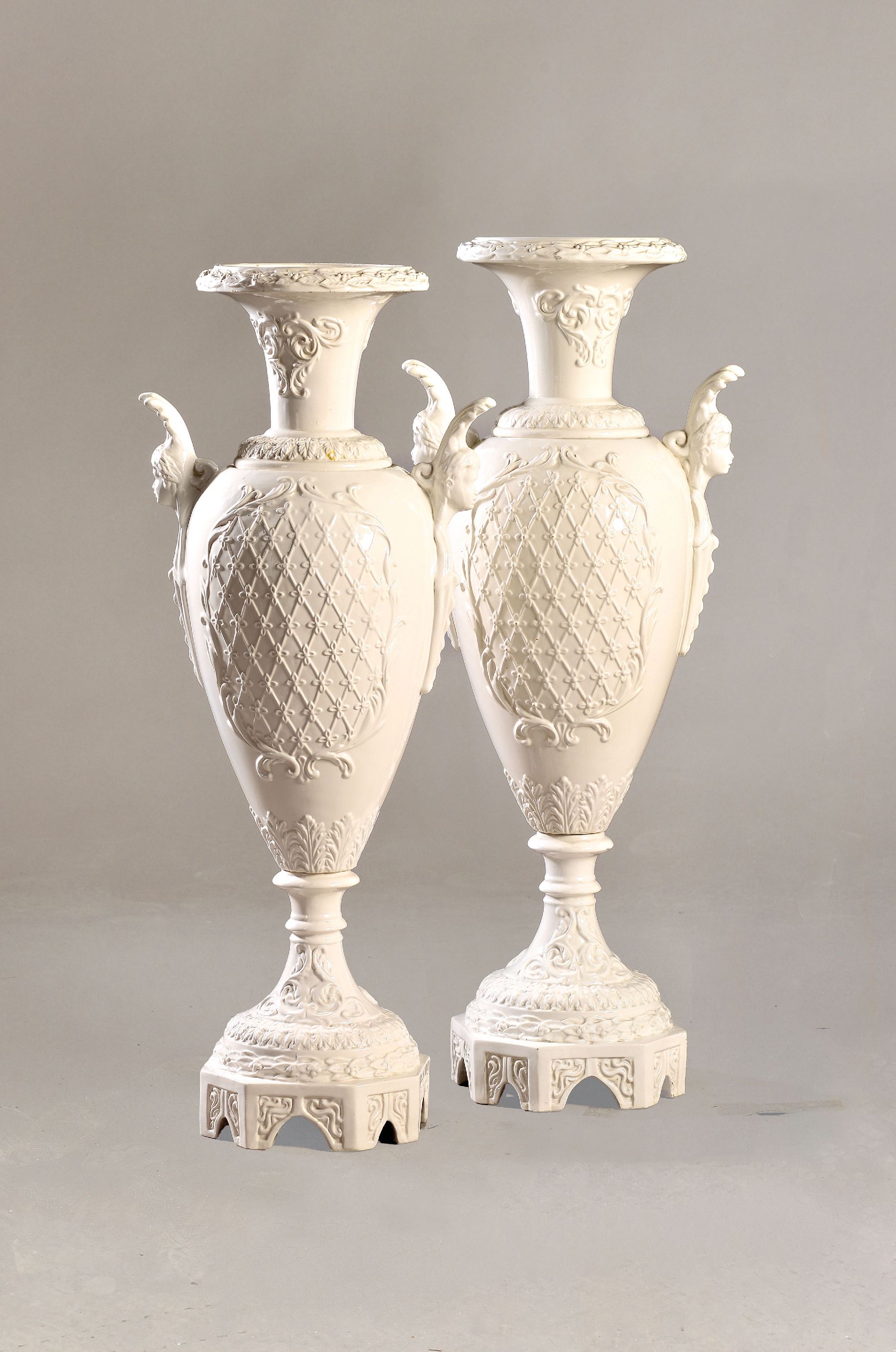 Image 27049040 - Sehr großes Vasenpaar, Italien, 20. Jh., Feinsteingut reich reliefiert mit ...