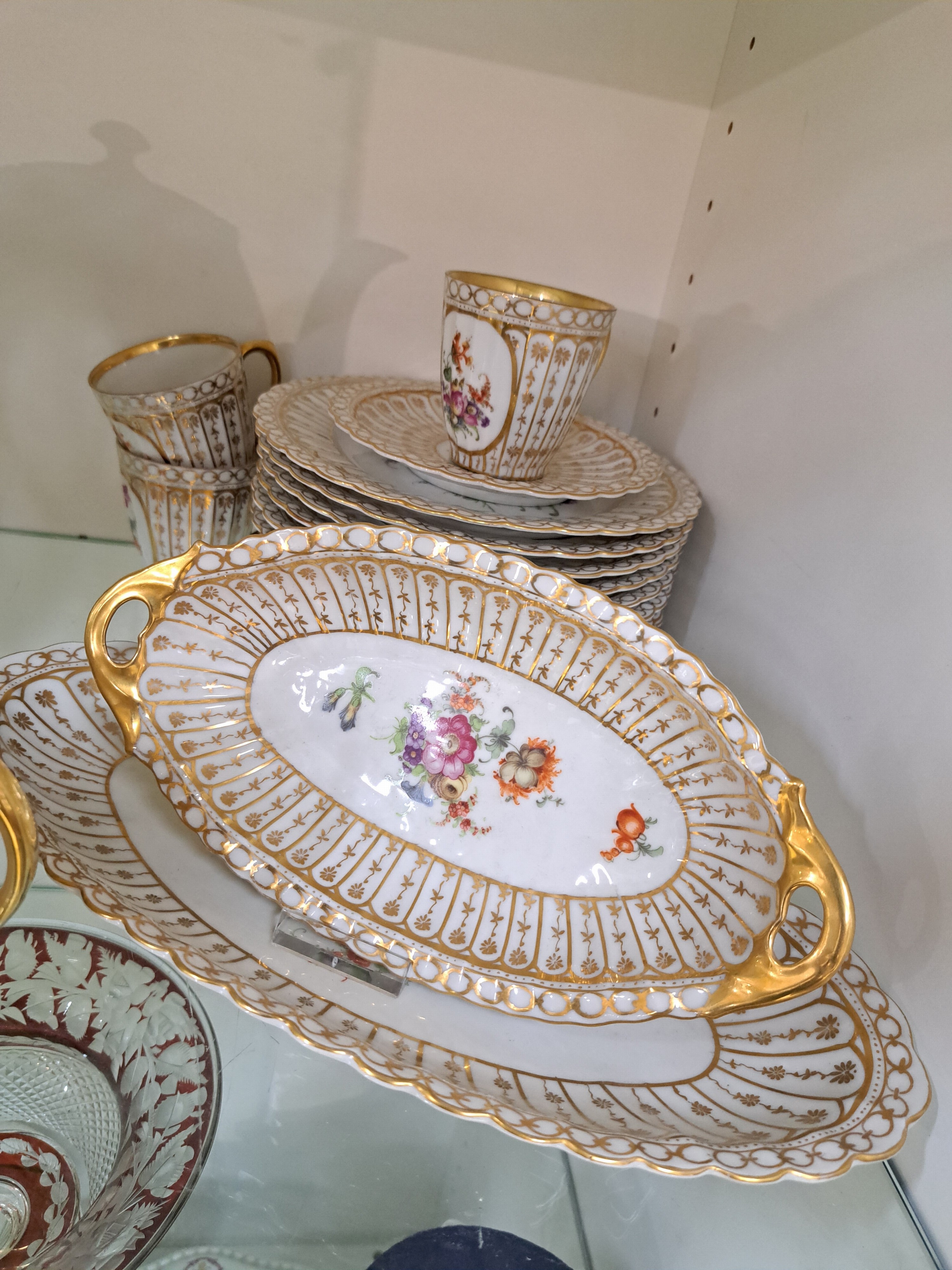 Detail b: Kaffeeservice für 12 Personen, Württemberg Porzellan, um 1920-30, Porzellan, reiche Goldstaffage, bunt lithographierter Blumendekor, Kaffeekanne, ...