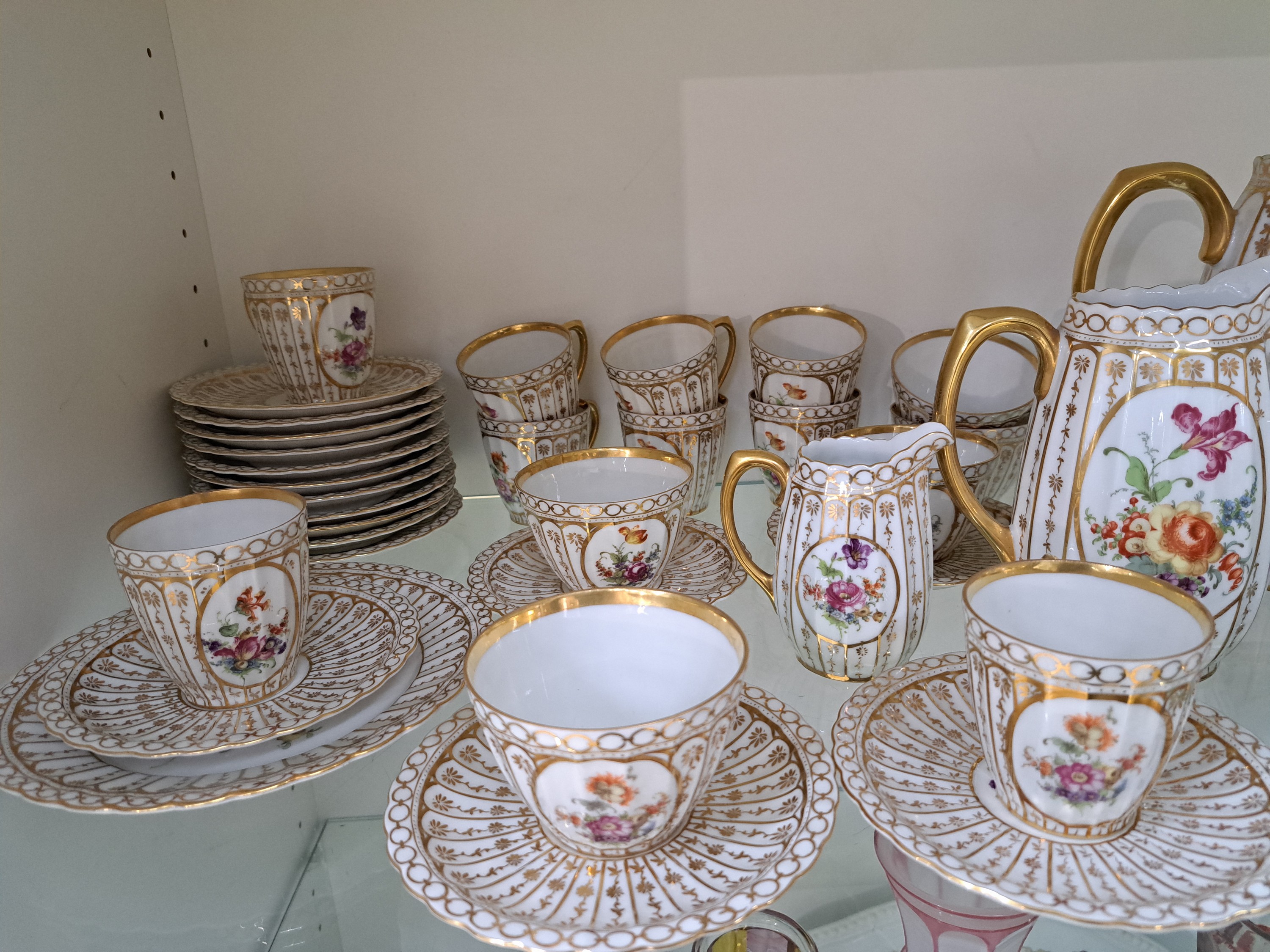 Detail e: Kaffeeservice für 12 Personen, Württemberg Porzellan, um 1920-30, Porzellan, reiche Goldstaffage, bunt lithographierter Blumendekor, Kaffeekanne, ...
