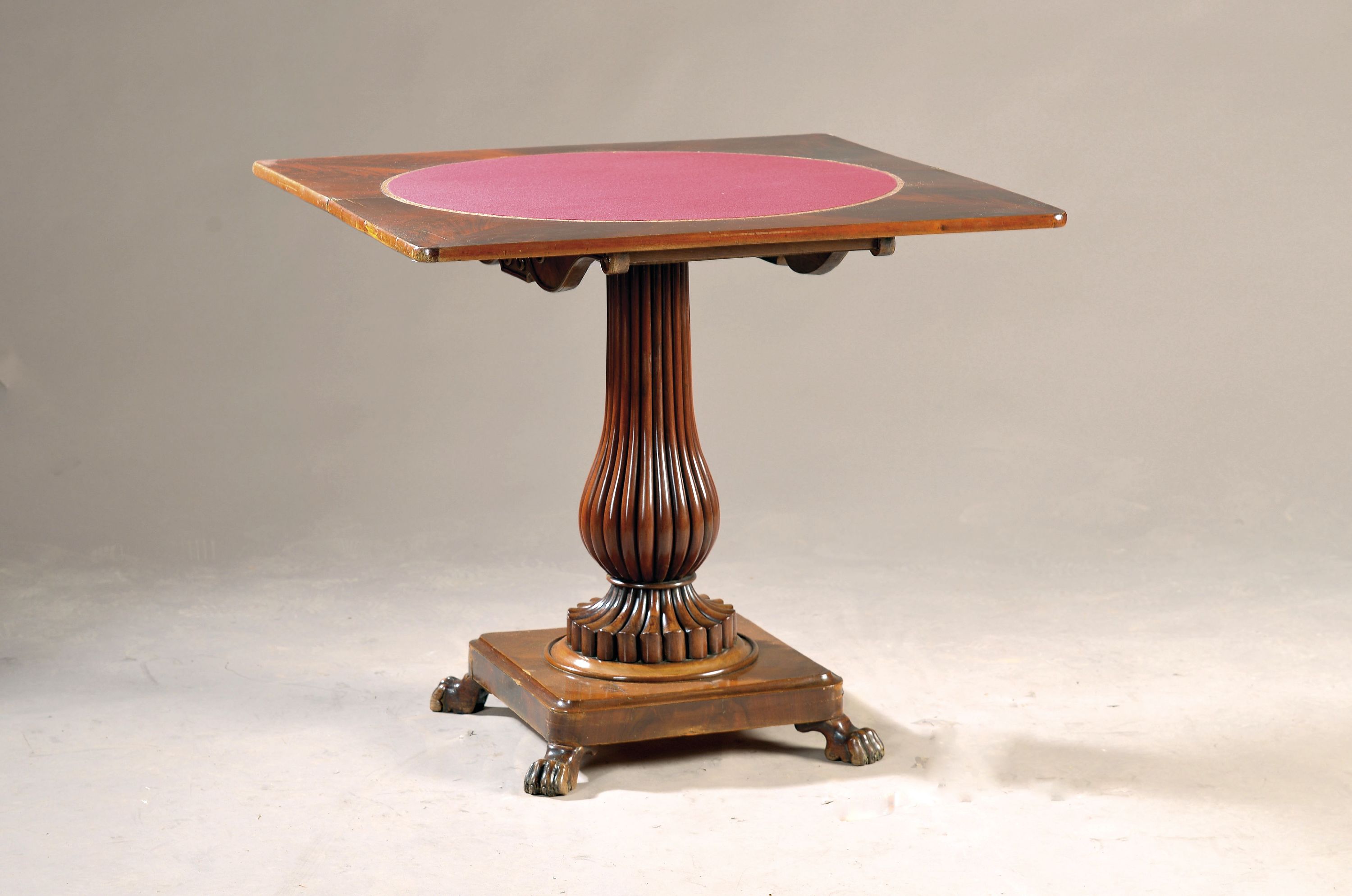 Spieltisch, England, Victorian, um 1860, Mahagonifurnier, z.t. massiv, mit prächtiger Balustersäule, auf Sockelplatte mit Tatzenfüßen, ...