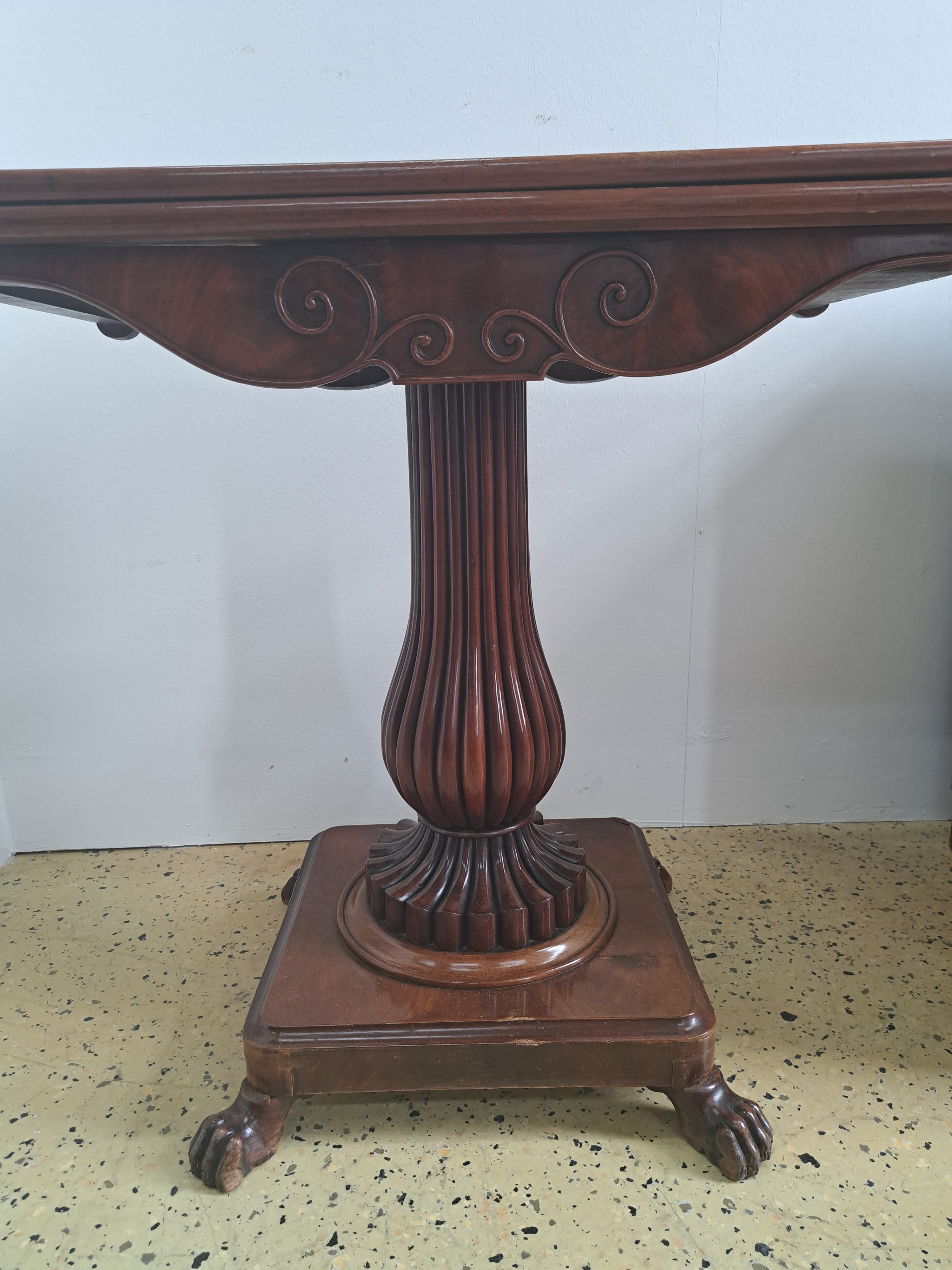 Detail b: Spieltisch, England, Victorian, um 1860, Mahagonifurnier, z.t. massiv, mit prächtiger Balustersäule, auf Sockelplatte mit Tatzenfüßen, ...
