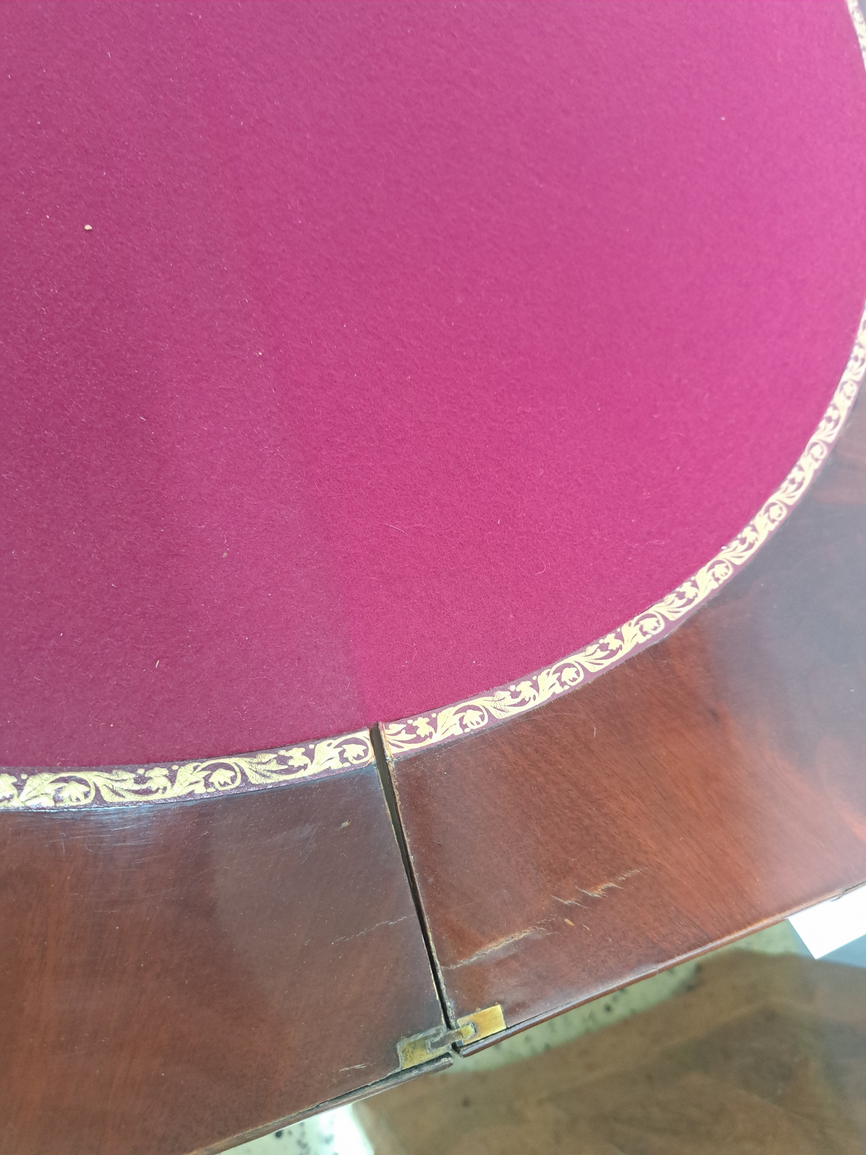 Detail f: Spieltisch, England, Victorian, um 1860, Mahagonifurnier, z.t. massiv, mit prächtiger Balustersäule, auf Sockelplatte mit Tatzenfüßen, ...