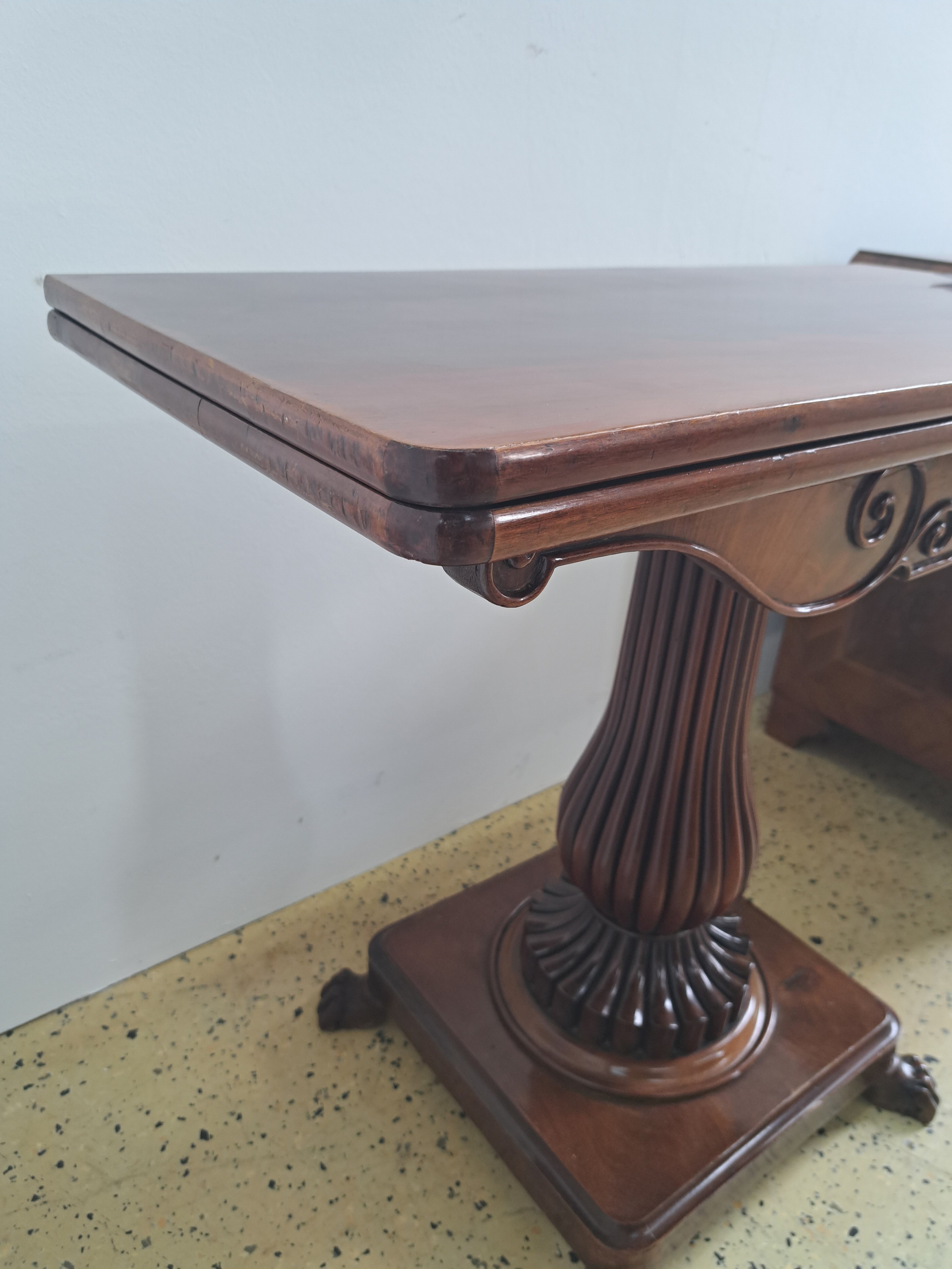Detail m: Spieltisch, England, Victorian, um 1860, Mahagonifurnier, z.t. massiv, mit prächtiger Balustersäule, auf Sockelplatte mit Tatzenfüßen, ...