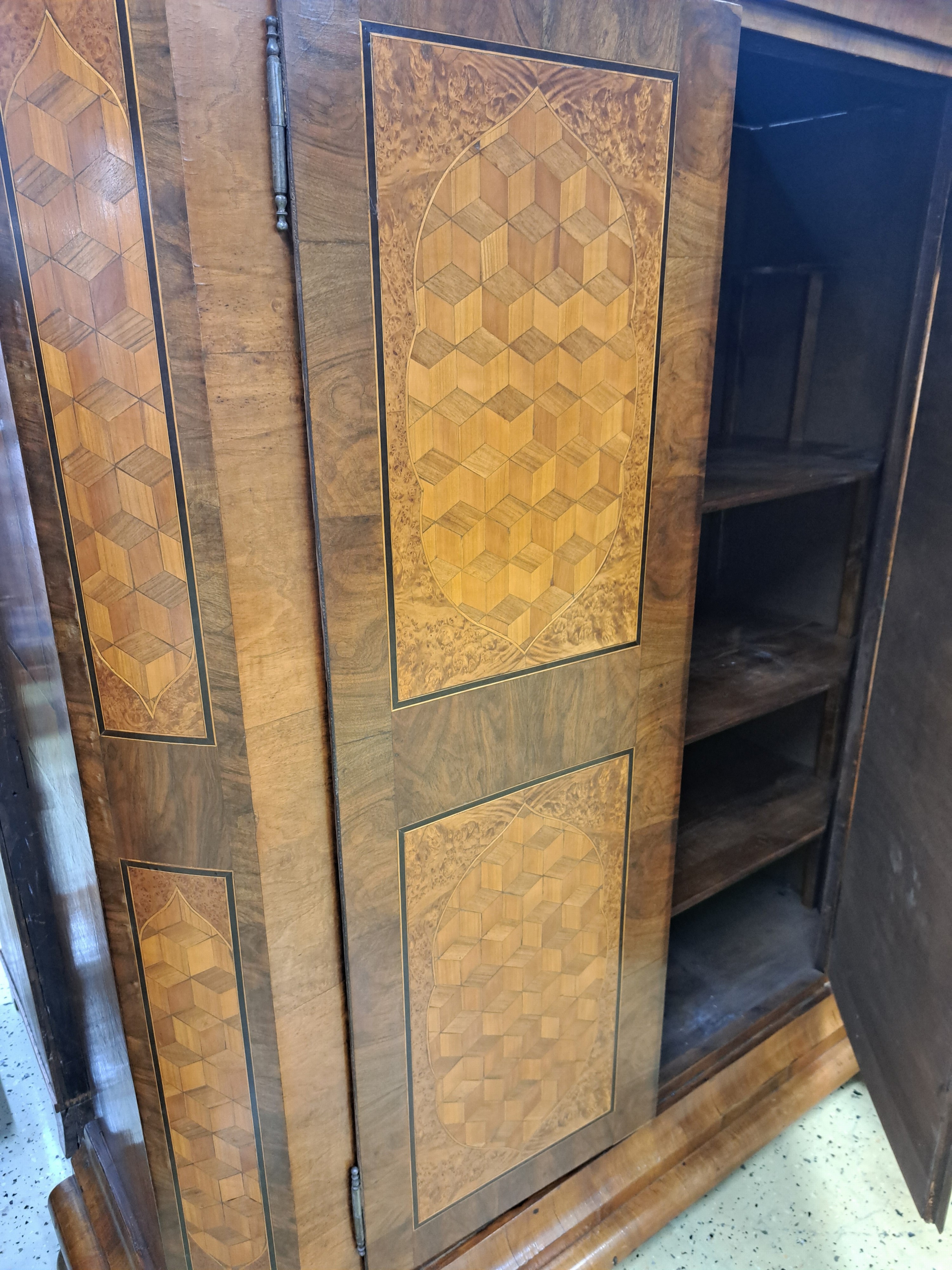 Detail a: Biedermeierschrank, um 1830/40, Nußbaumfurnier, Türen mit aufwendigen Würfelintarsien aus diversen Hölzern, ca. 194 x 172 x 64 cm, EZ 2