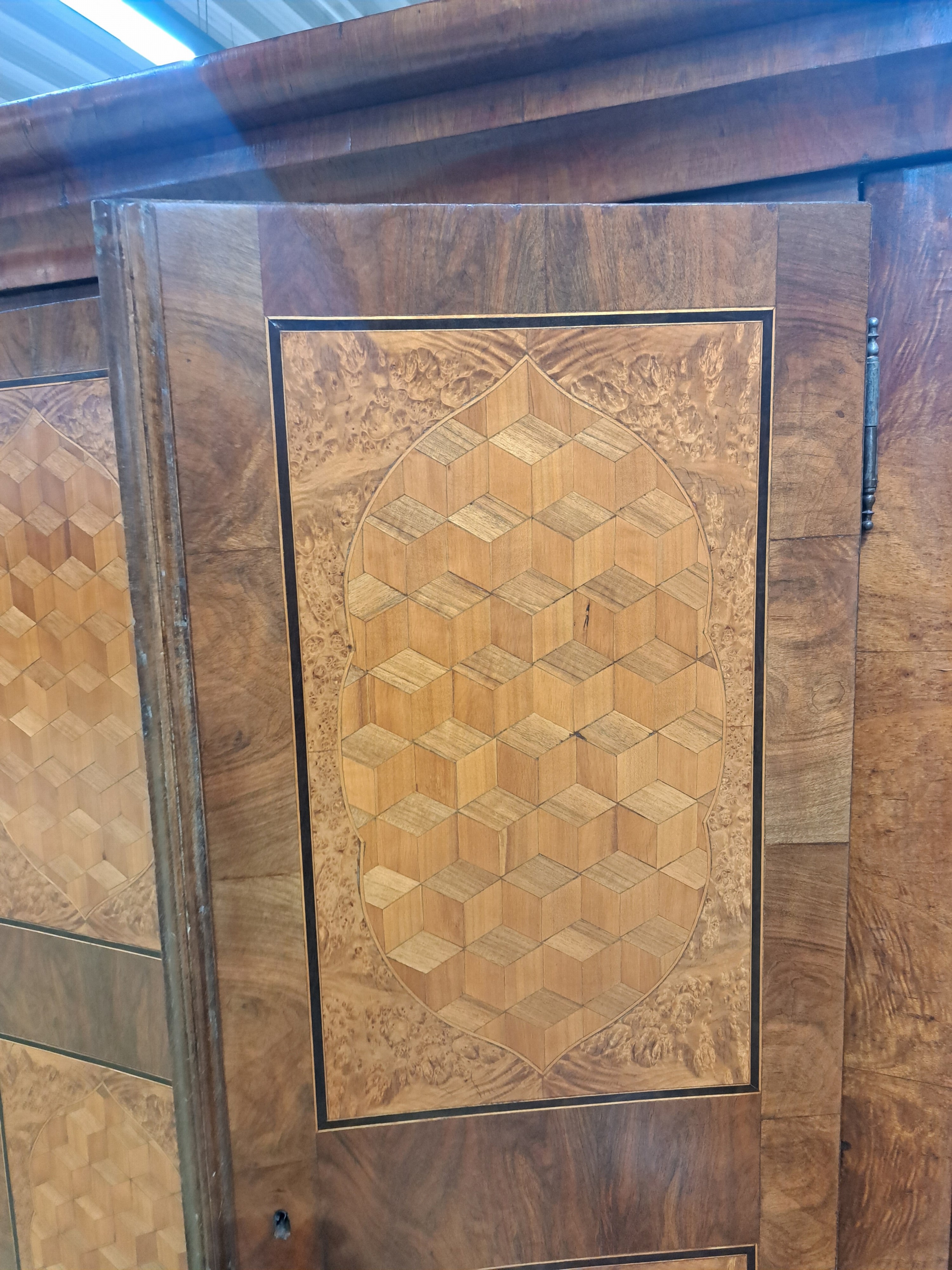 Detail b: Biedermeierschrank, um 1830/40, Nußbaumfurnier, Türen mit aufwendigen Würfelintarsien aus diversen Hölzern, ca. 194 x 172 x 64 cm, EZ 2