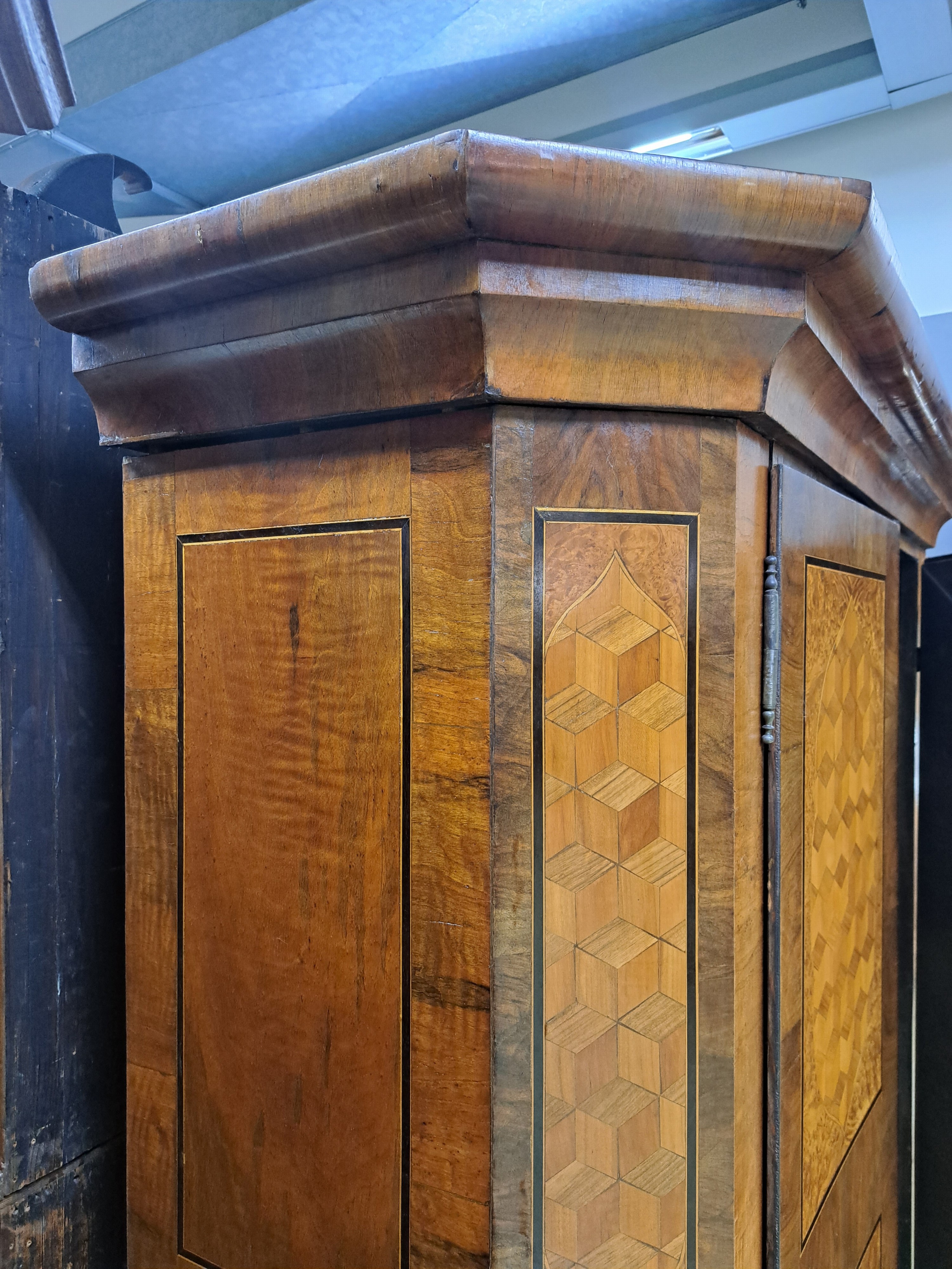 Detail e: Biedermeierschrank, um 1830/40, Nußbaumfurnier, Türen mit aufwendigen Würfelintarsien aus diversen Hölzern, ca. 194 x 172 x 64 cm, EZ 2