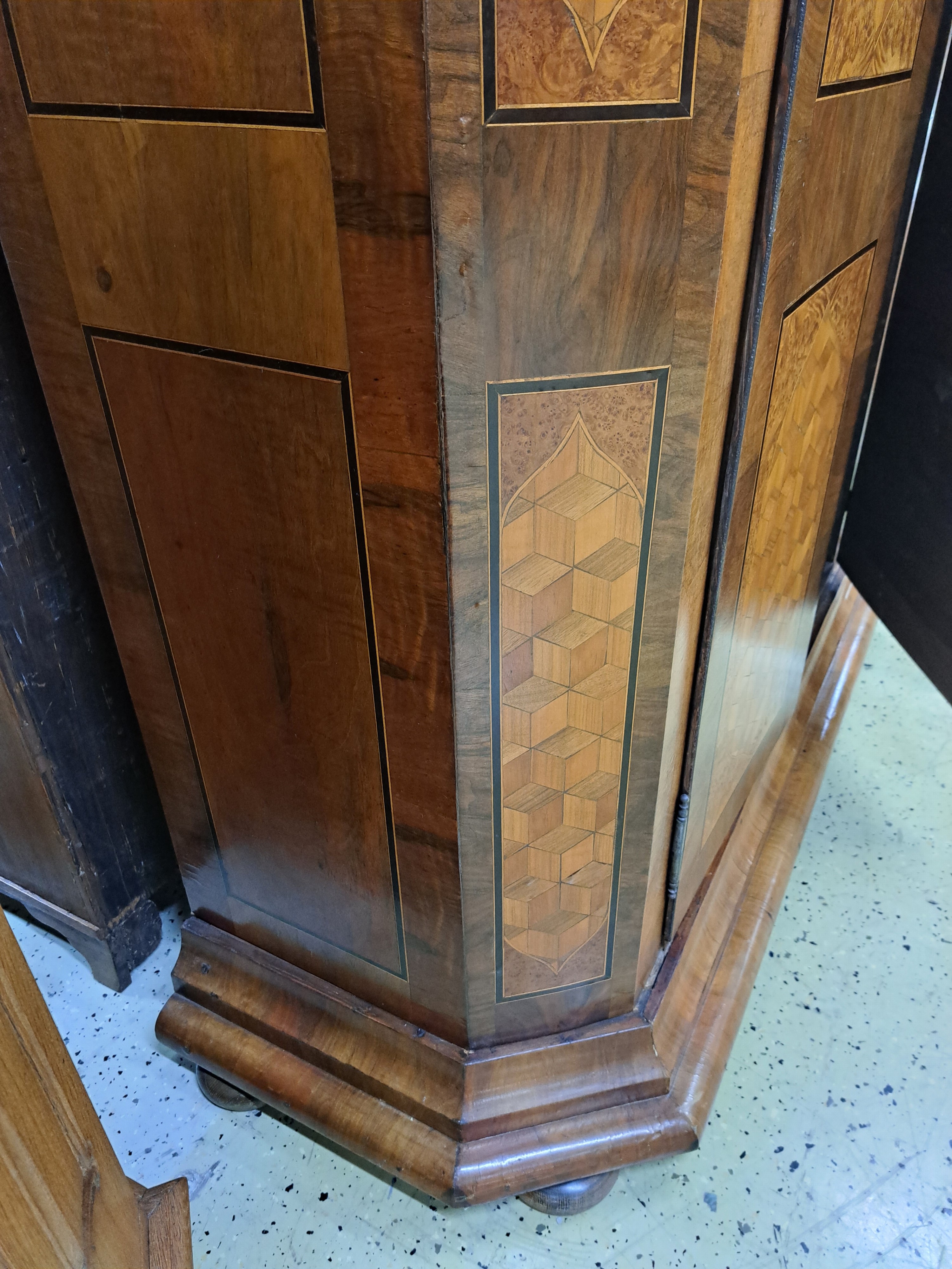 Detail f: Biedermeierschrank, um 1830/40, Nußbaumfurnier, Türen mit aufwendigen Würfelintarsien aus diversen Hölzern, ca. 194 x 172 x 64 cm, EZ 2