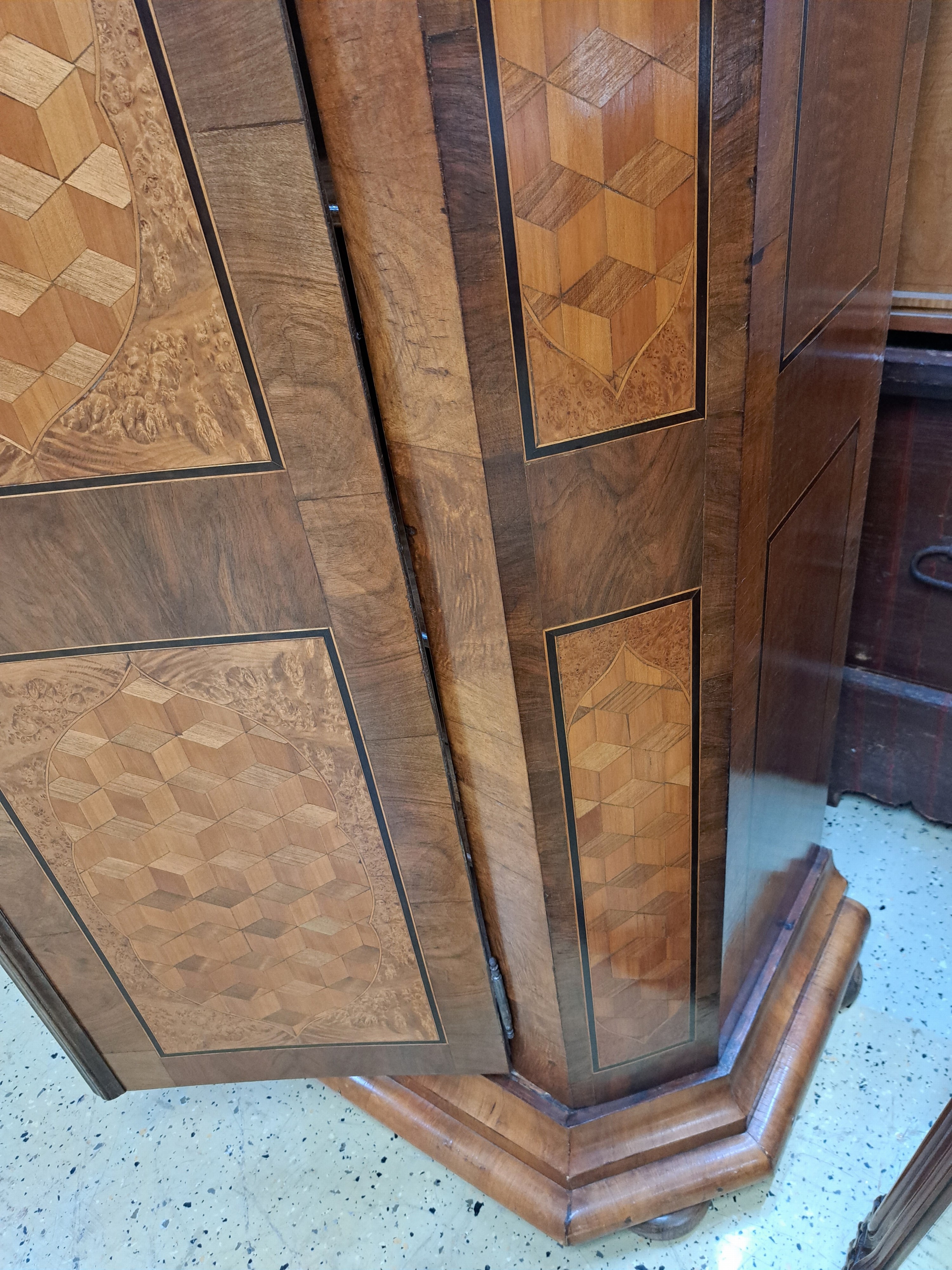 Detail h: Biedermeierschrank, um 1830/40, Nußbaumfurnier, Türen mit aufwendigen Würfelintarsien aus diversen Hölzern, ca. 194 x 172 x 64 cm, EZ 2