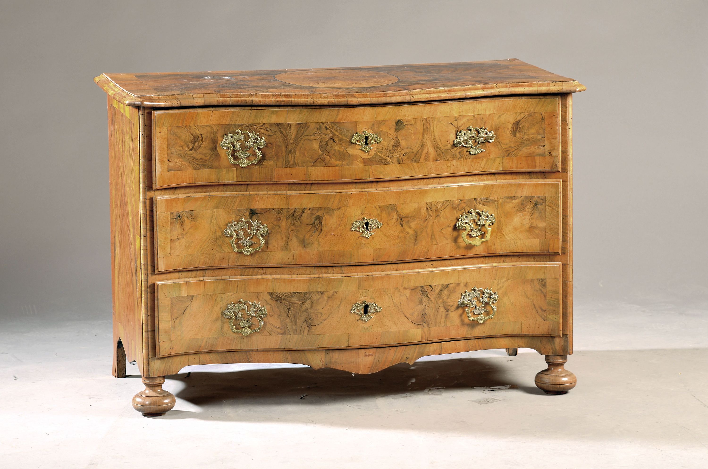 Image 27049057 - Barock-Kommode, um 1740/50, Nußbaumfurnier, 3 Schubladen, Rahmenfüllungen ...