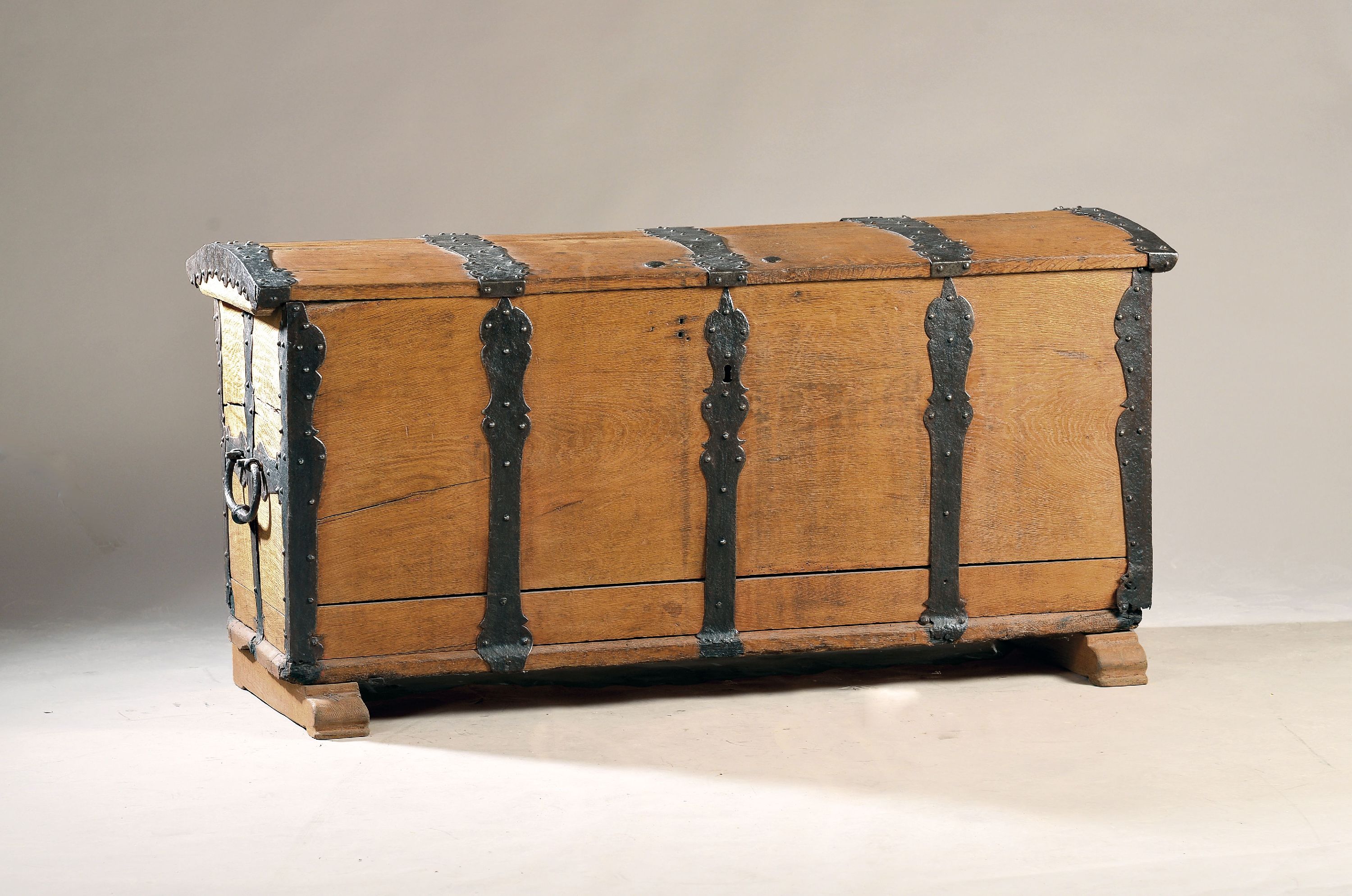 Image 27049059 - Barock-Deckeltruhe, 18.Jh., Eiche massiv, geschmiedete Eisenbeschläge, seitlich mit ...