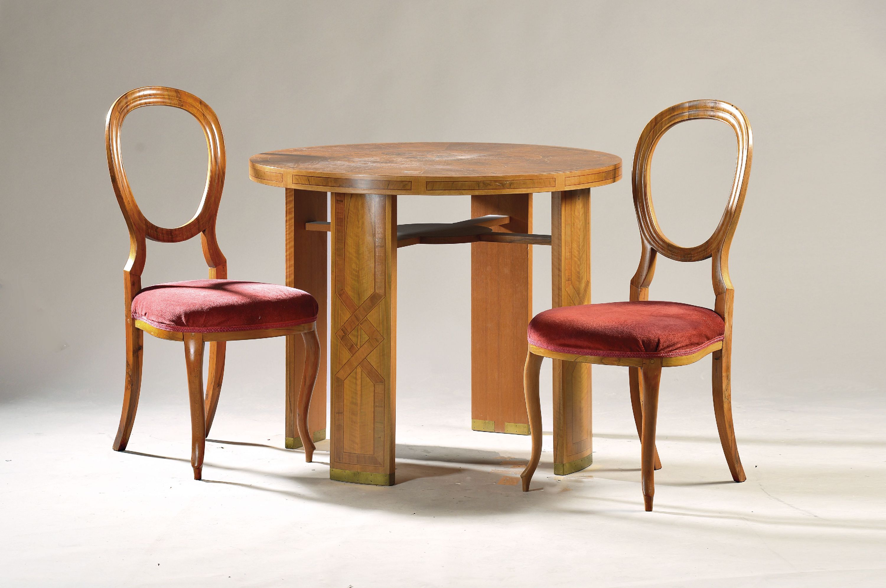 Image 27049060 - Sitzgruppe, um 1860, bestehend aus 6 Stühlen, Sofa und einem Tisch, Nußbaumfurnier, ...