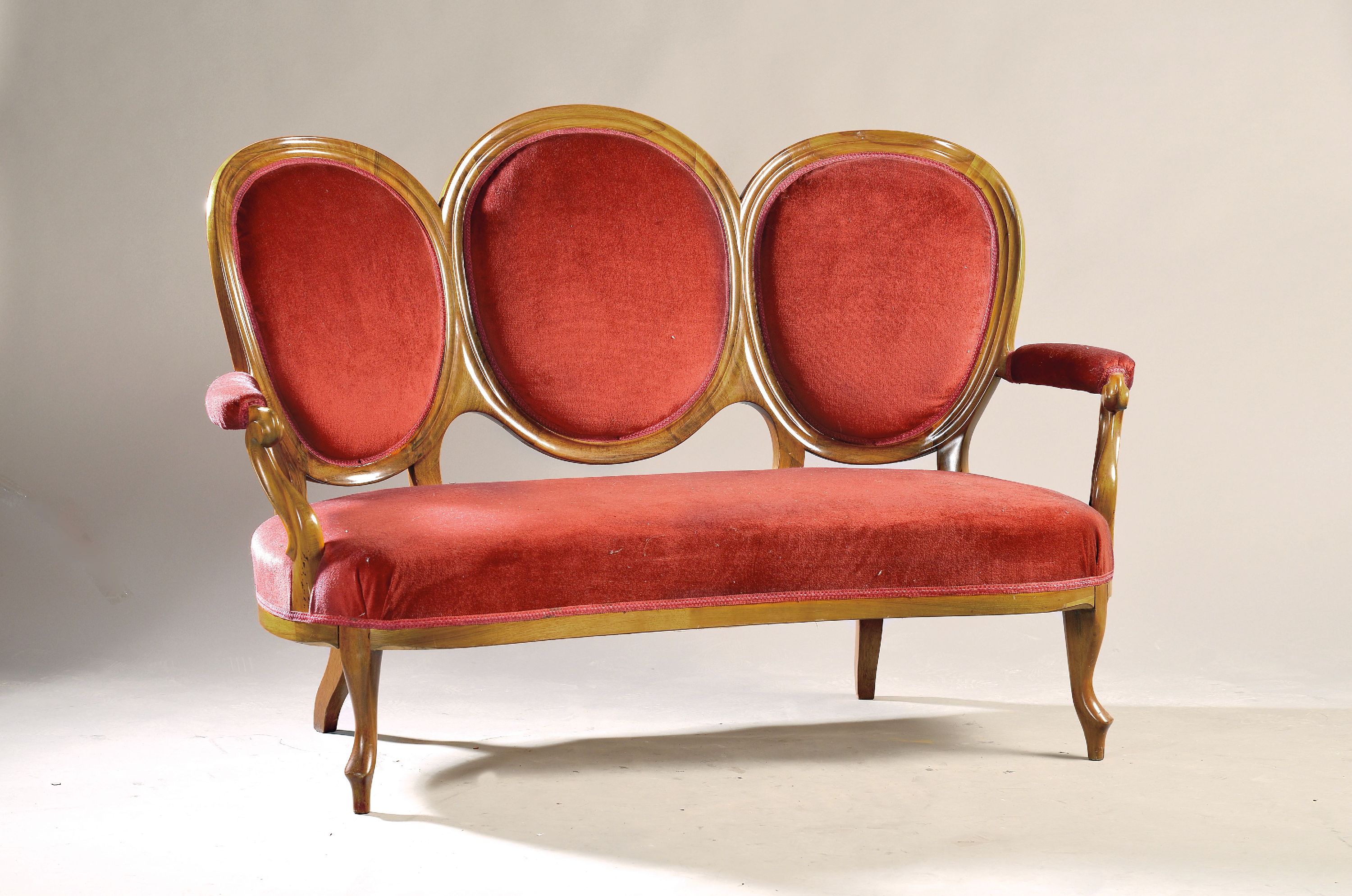 Detail a: Sitzgruppe, um 1860, bestehend aus 6 Stühlen, Sofa und einem Tisch, Nußbaumfurnier, Deckplatte vom Tisch aufwendig intarsiert aus diversen ...