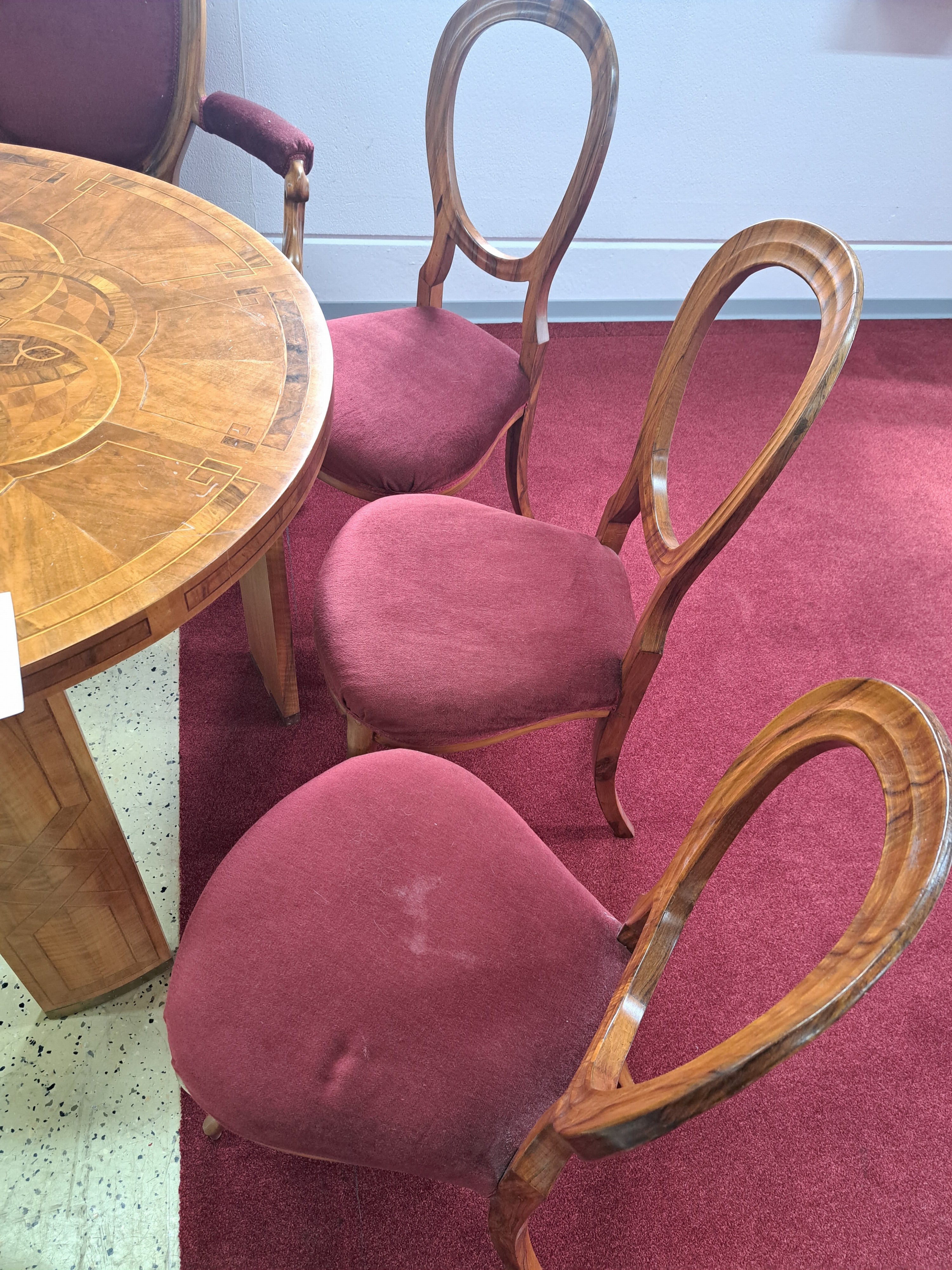 Detail b: Sitzgruppe, um 1860, bestehend aus 6 Stühlen, Sofa und einem Tisch, Nußbaumfurnier, Deckplatte vom Tisch aufwendig intarsiert aus diversen ...