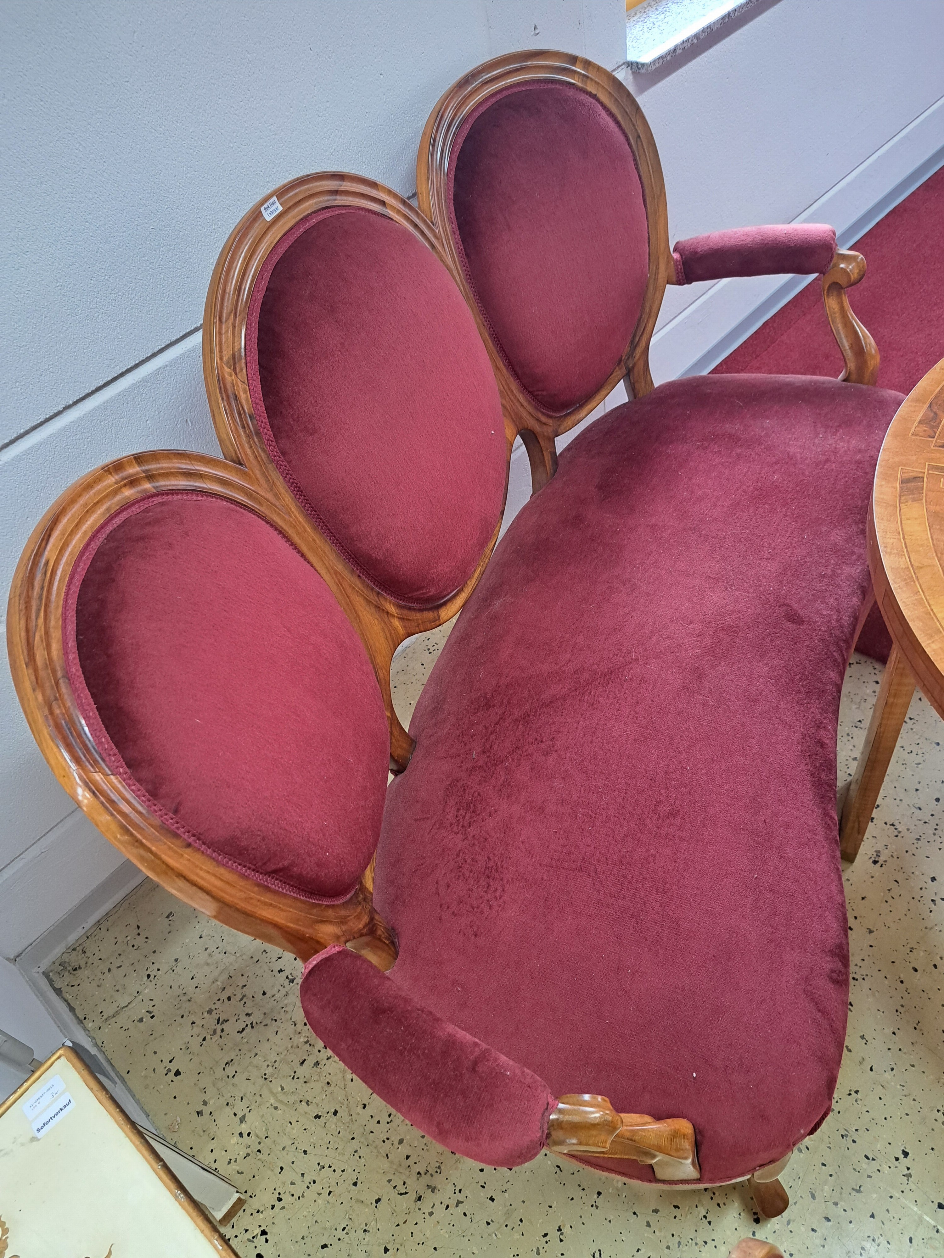 Detail e: Sitzgruppe, um 1860, bestehend aus 6 Stühlen, Sofa und einem Tisch, Nußbaumfurnier, Deckplatte vom Tisch aufwendig intarsiert aus diversen ...