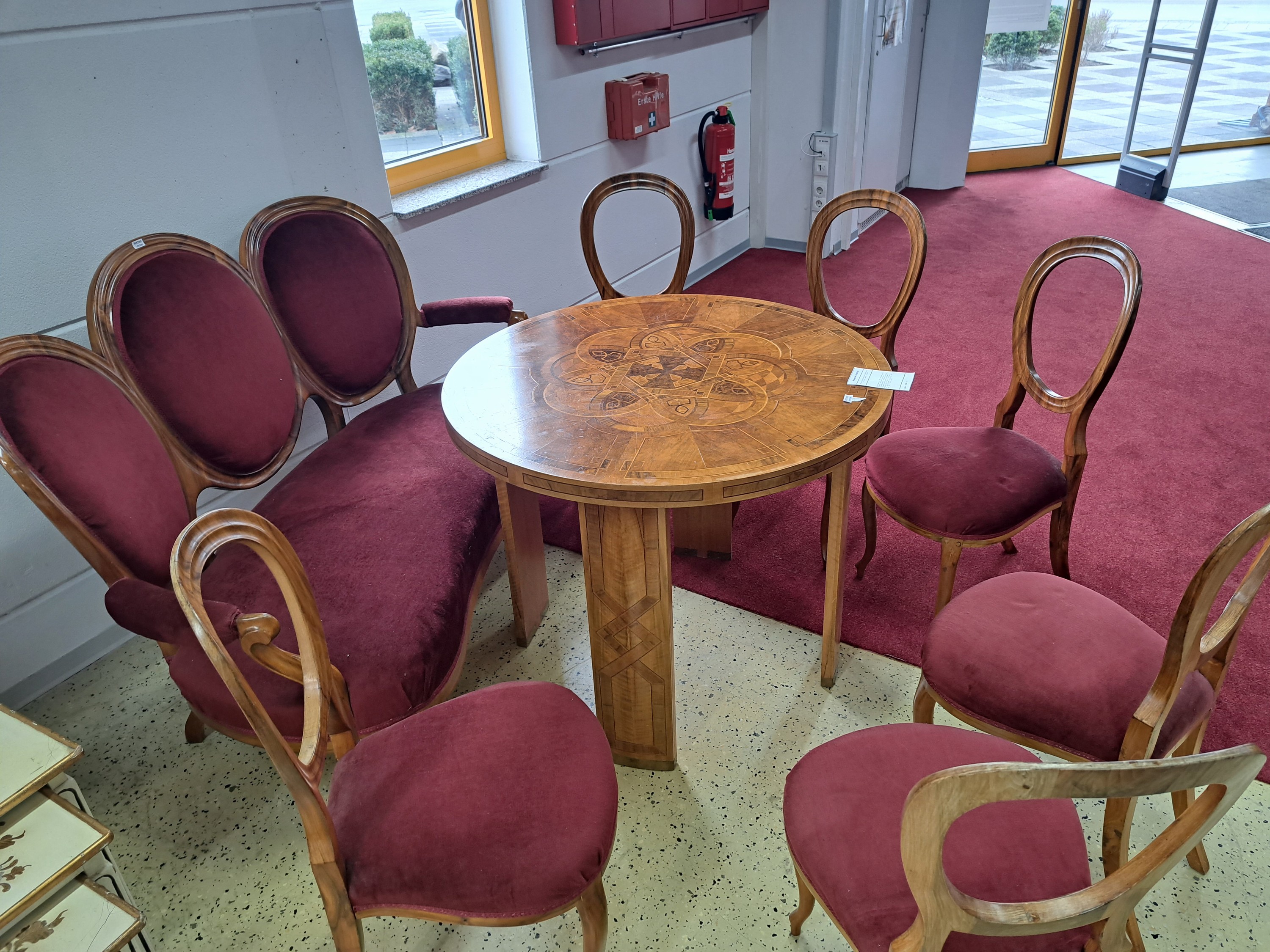 Detail f: Sitzgruppe, um 1860, bestehend aus 6 Stühlen, Sofa und einem Tisch, Nußbaumfurnier, Deckplatte vom Tisch aufwendig intarsiert aus diversen ...