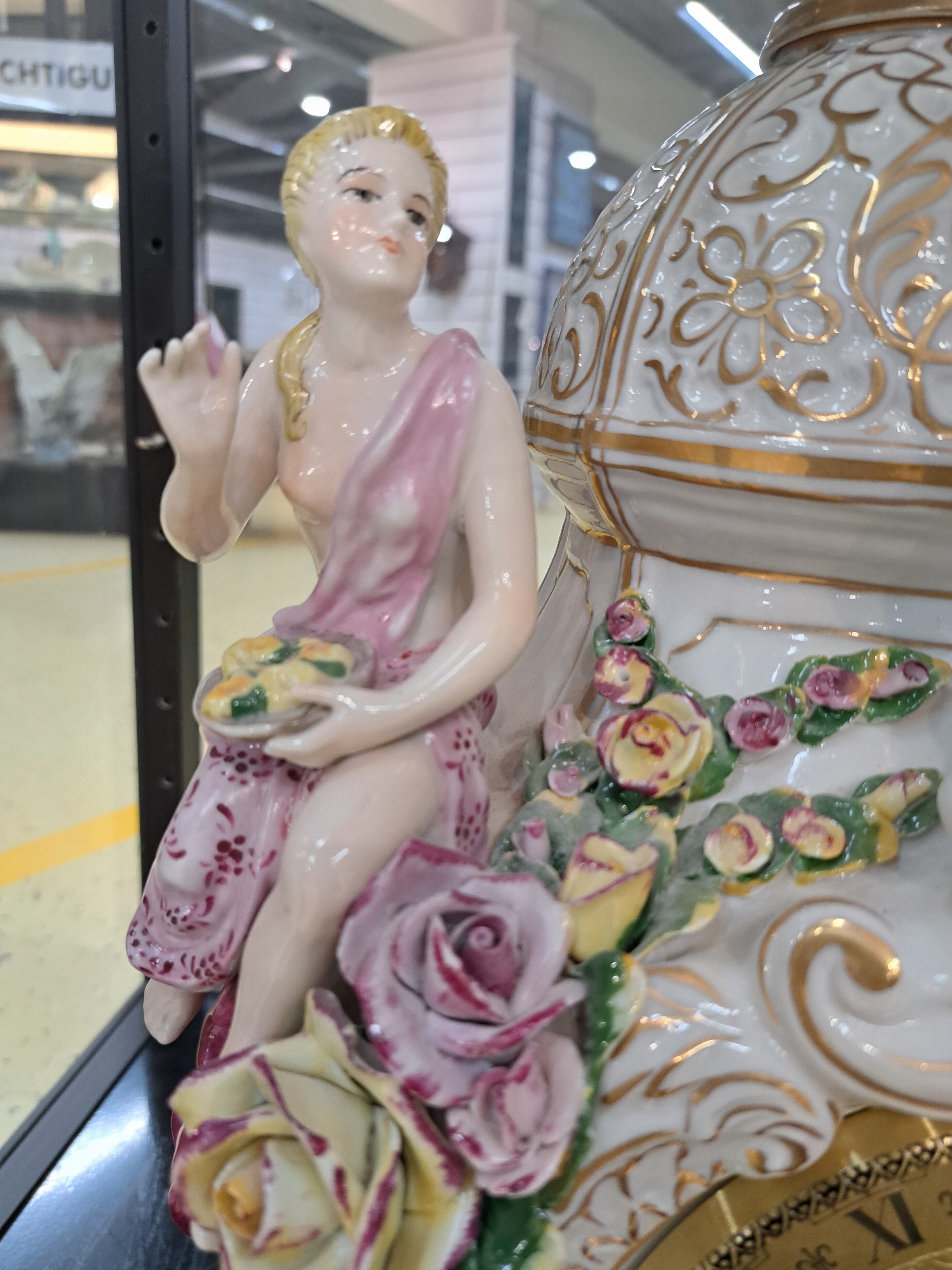 Detail d: Große Porzellanpendule mit Sockel Müller & Co., Volkstedt, Mitte 20. Jh., fünf vollplastische allegorische Figuren, reich applizierte Blüten und ...