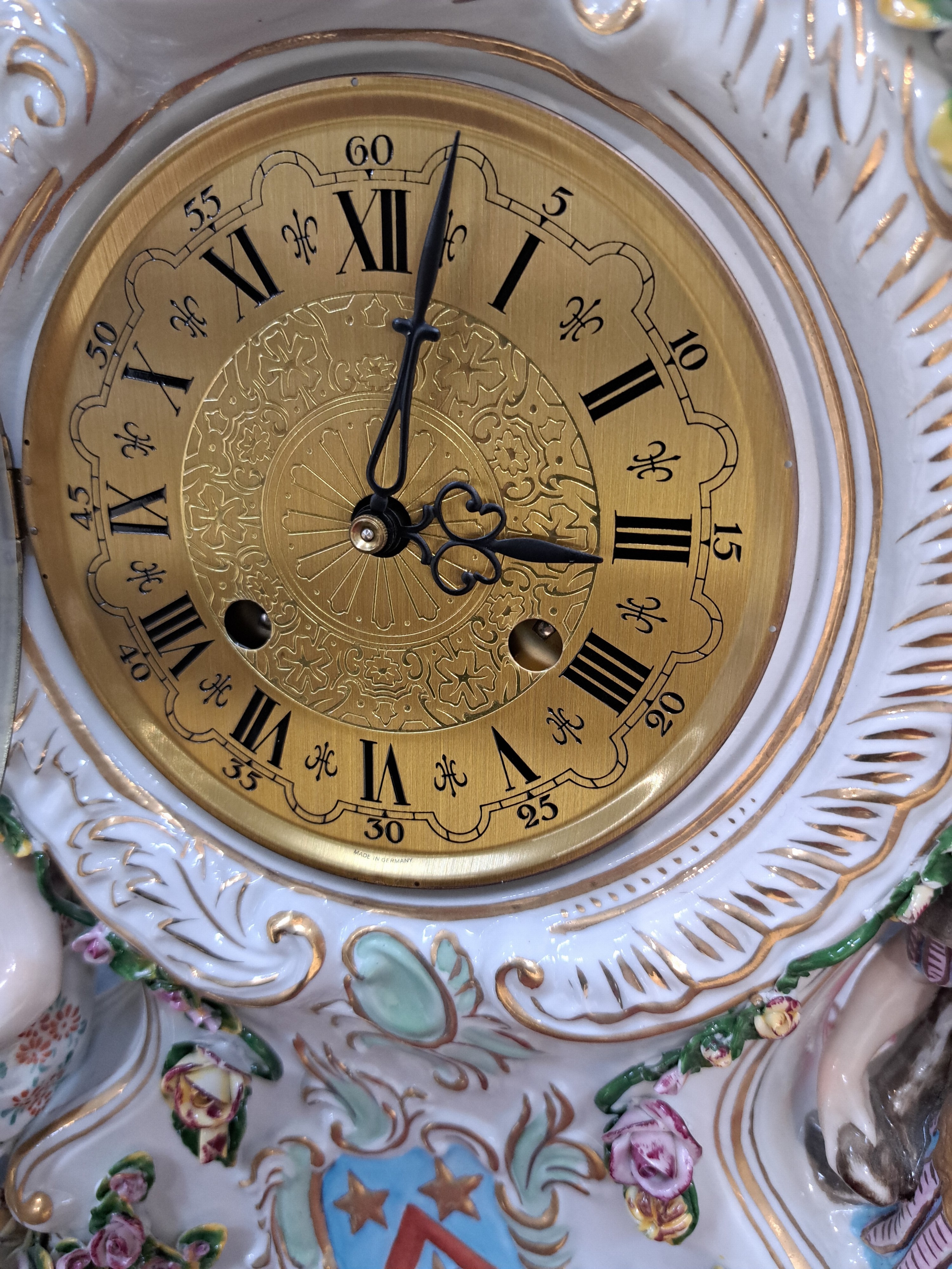 Detail h: Große Porzellanpendule mit Sockel Müller & Co., Volkstedt, Mitte 20. Jh., fünf vollplastische allegorische Figuren, reich applizierte Blüten und ...