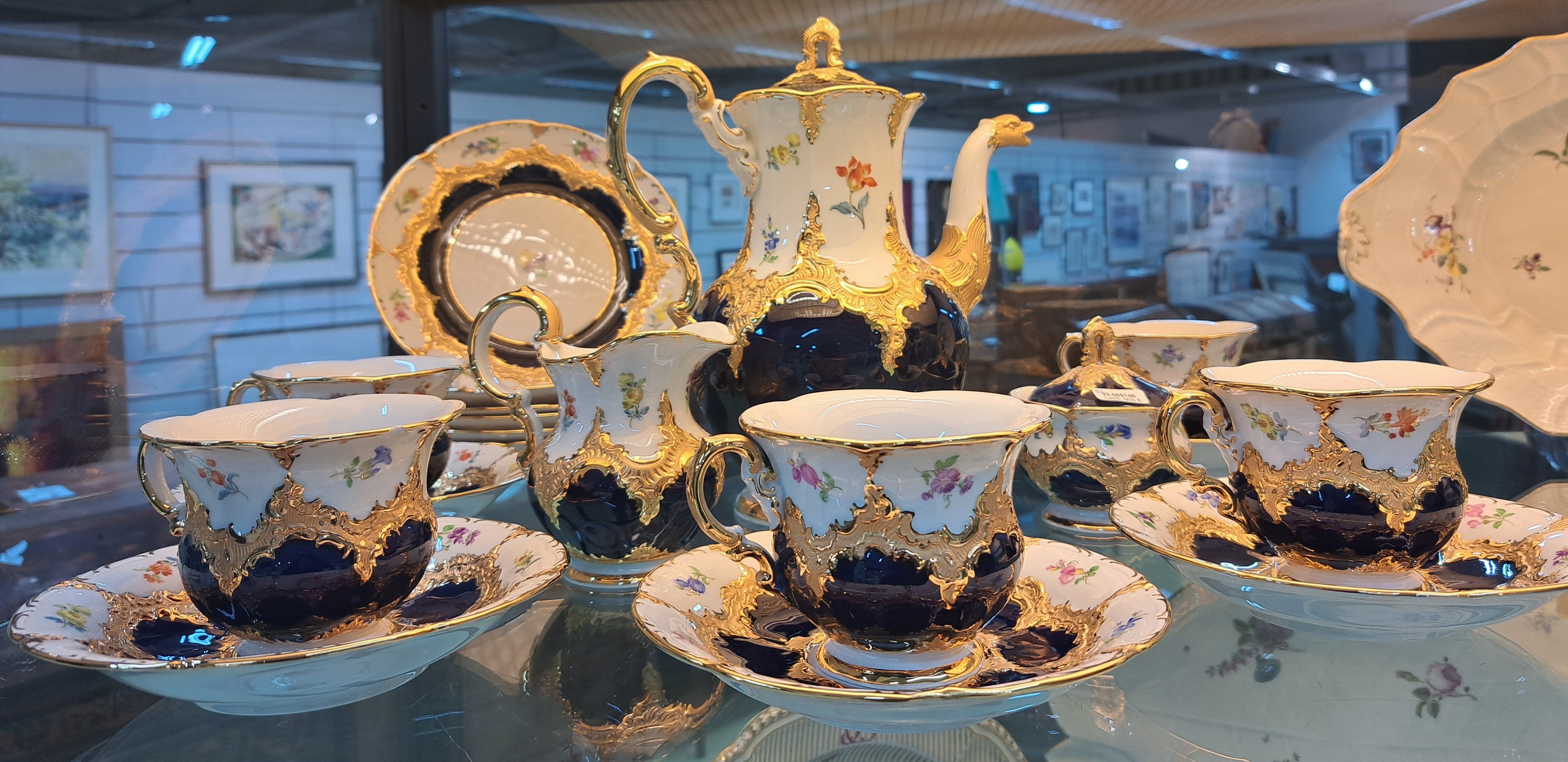 Detail a: Kaffeeservice für 6 Personen, Meissen, 2.H.20.Jh., 2. Wahl, B-Form, kobaltblau, gestreute Blümchen, Matt- und Glanzvergoldung: Große Kaffeekanne, ...