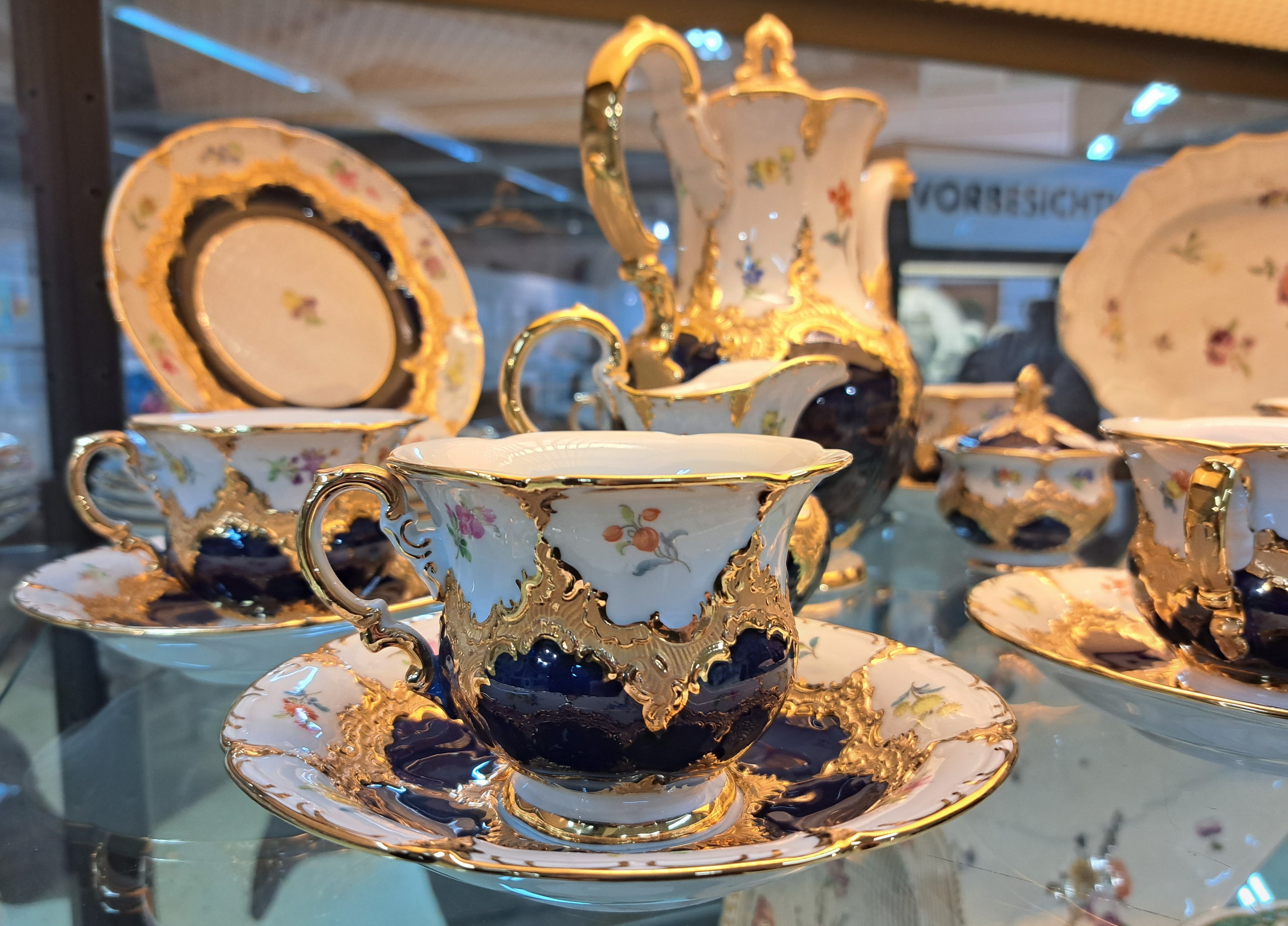 Detail b: Kaffeeservice für 6 Personen, Meissen, 2.H.20.Jh., 2. Wahl, B-Form, kobaltblau, gestreute Blümchen, Matt- und Glanzvergoldung: Große Kaffeekanne, ...