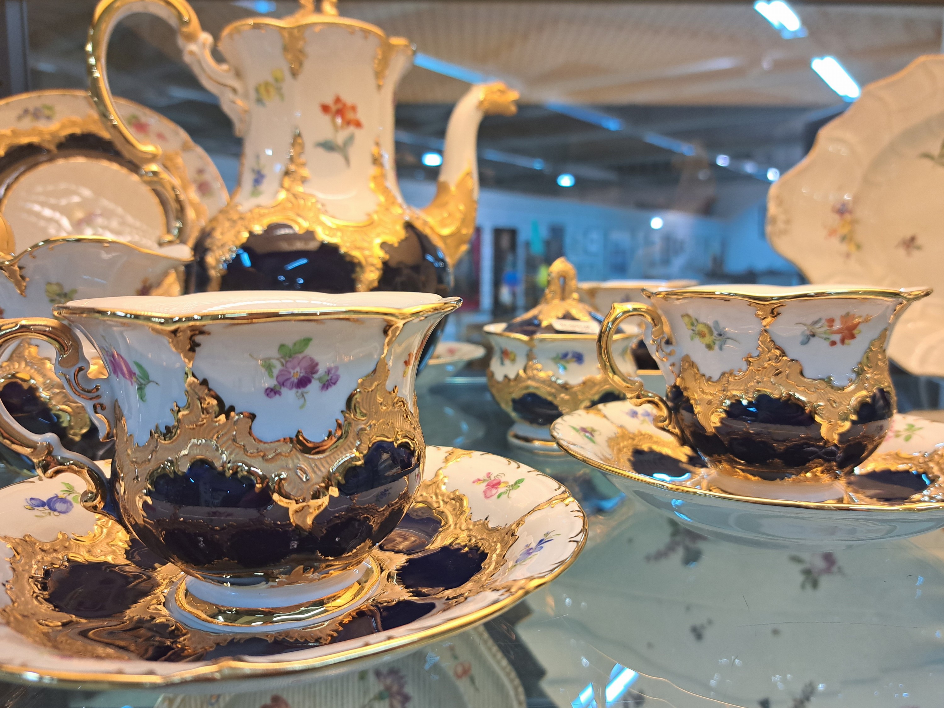 Detail c: Kaffeeservice für 6 Personen, Meissen, 2.H.20.Jh., 2. Wahl, B-Form, kobaltblau, gestreute Blümchen, Matt- und Glanzvergoldung: Große Kaffeekanne, ...