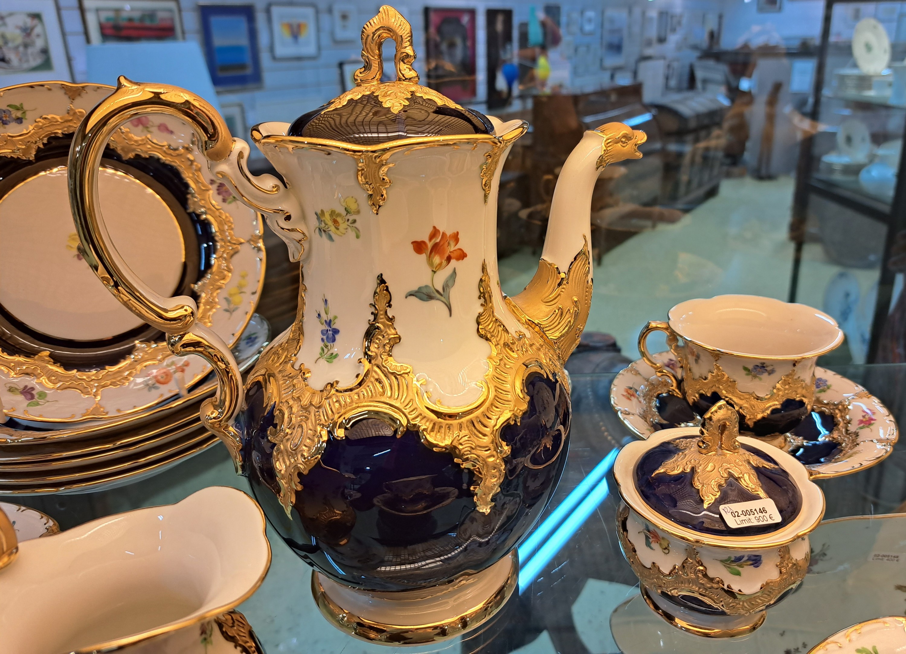 Detail d: Kaffeeservice für 6 Personen, Meissen, 2.H.20.Jh., 2. Wahl, B-Form, kobaltblau, gestreute Blümchen, Matt- und Glanzvergoldung: Große Kaffeekanne, ...