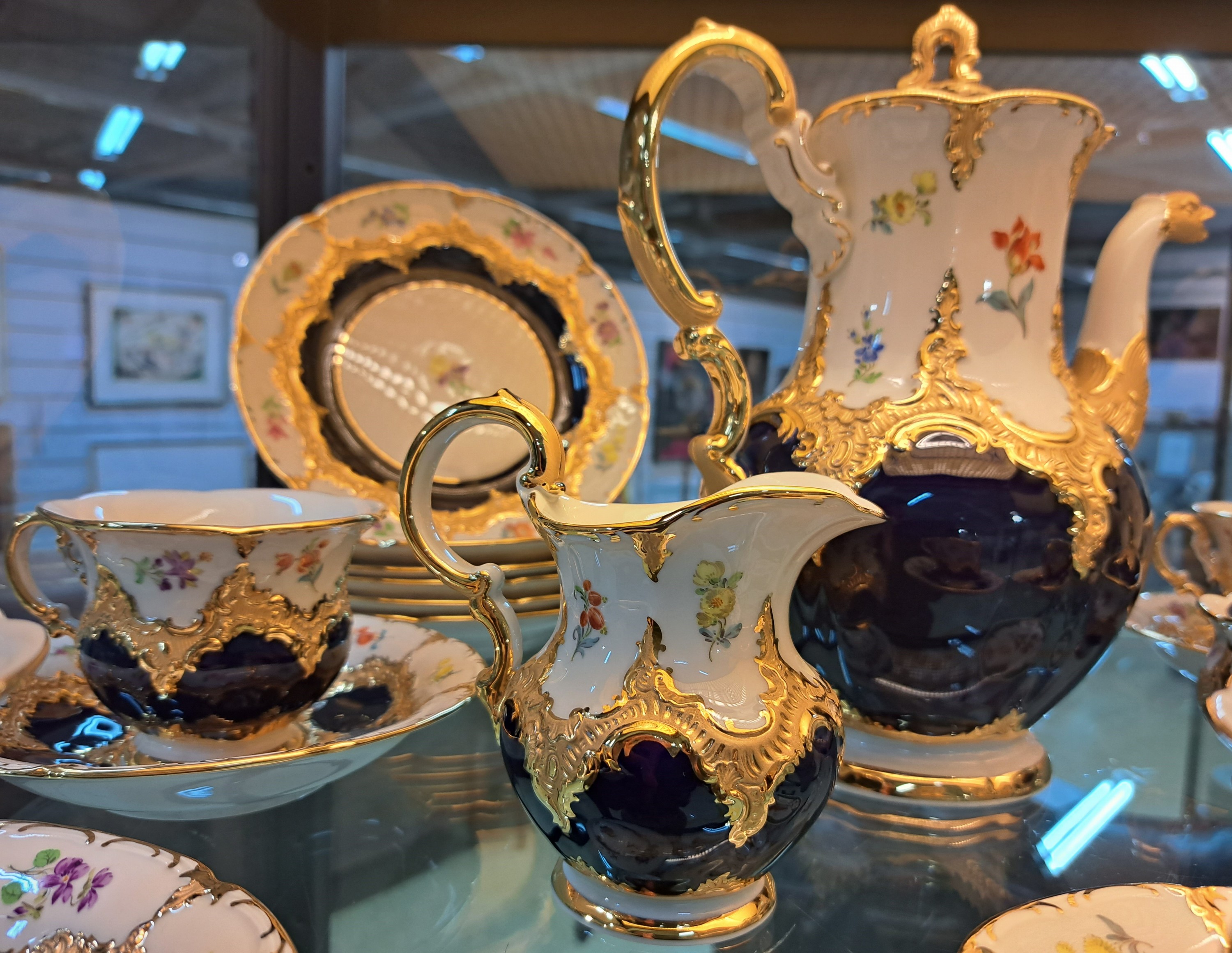 Detail e: Kaffeeservice für 6 Personen, Meissen, 2.H.20.Jh., 2. Wahl, B-Form, kobaltblau, gestreute Blümchen, Matt- und Glanzvergoldung: Große Kaffeekanne, ...
