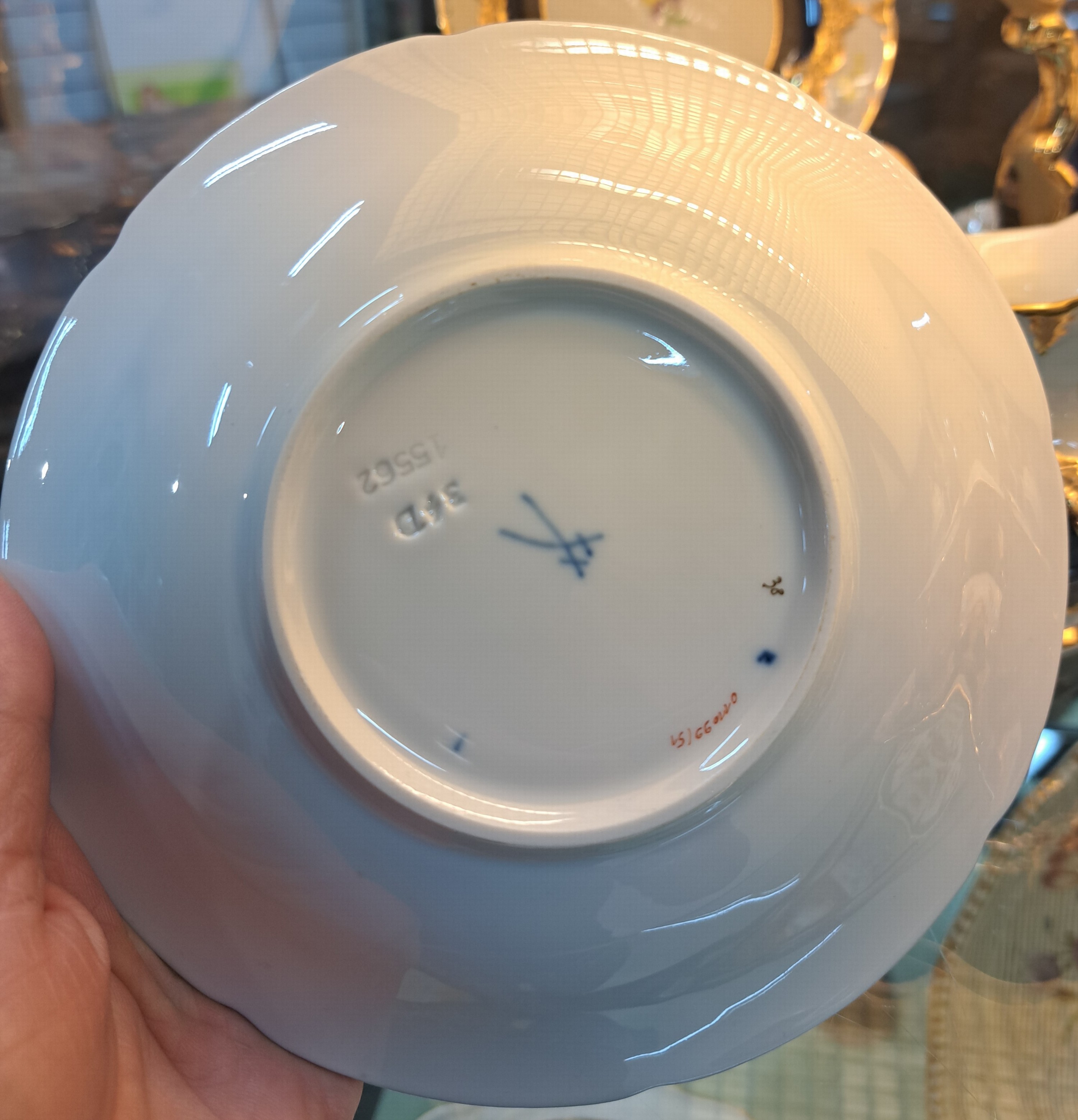 Detail g: Kaffeeservice für 6 Personen, Meissen, 2.H.20.Jh., 2. Wahl, B-Form, kobaltblau, gestreute Blümchen, Matt- und Glanzvergoldung: Große Kaffeekanne, ...