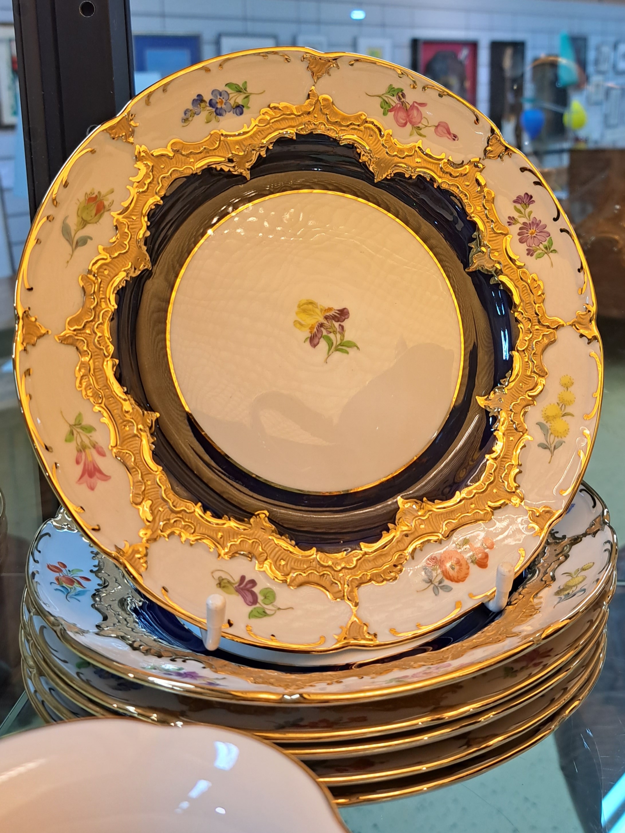 Detail h: Kaffeeservice für 6 Personen, Meissen, 2.H.20.Jh., 2. Wahl, B-Form, kobaltblau, gestreute Blümchen, Matt- und Glanzvergoldung: Große Kaffeekanne, ...