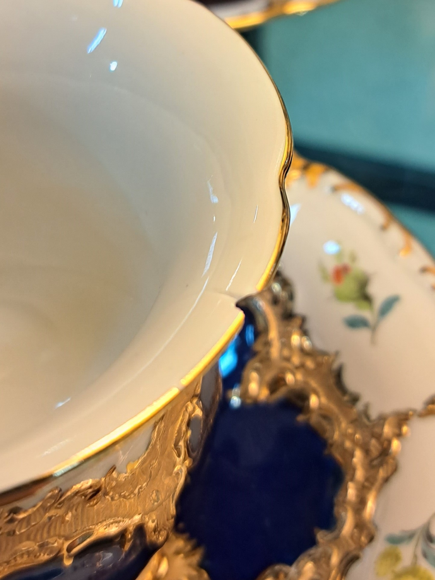 Detail i: Kaffeeservice für 6 Personen, Meissen, 2.H.20.Jh., 2. Wahl, B-Form, kobaltblau, gestreute Blümchen, Matt- und Glanzvergoldung: Große Kaffeekanne, ...