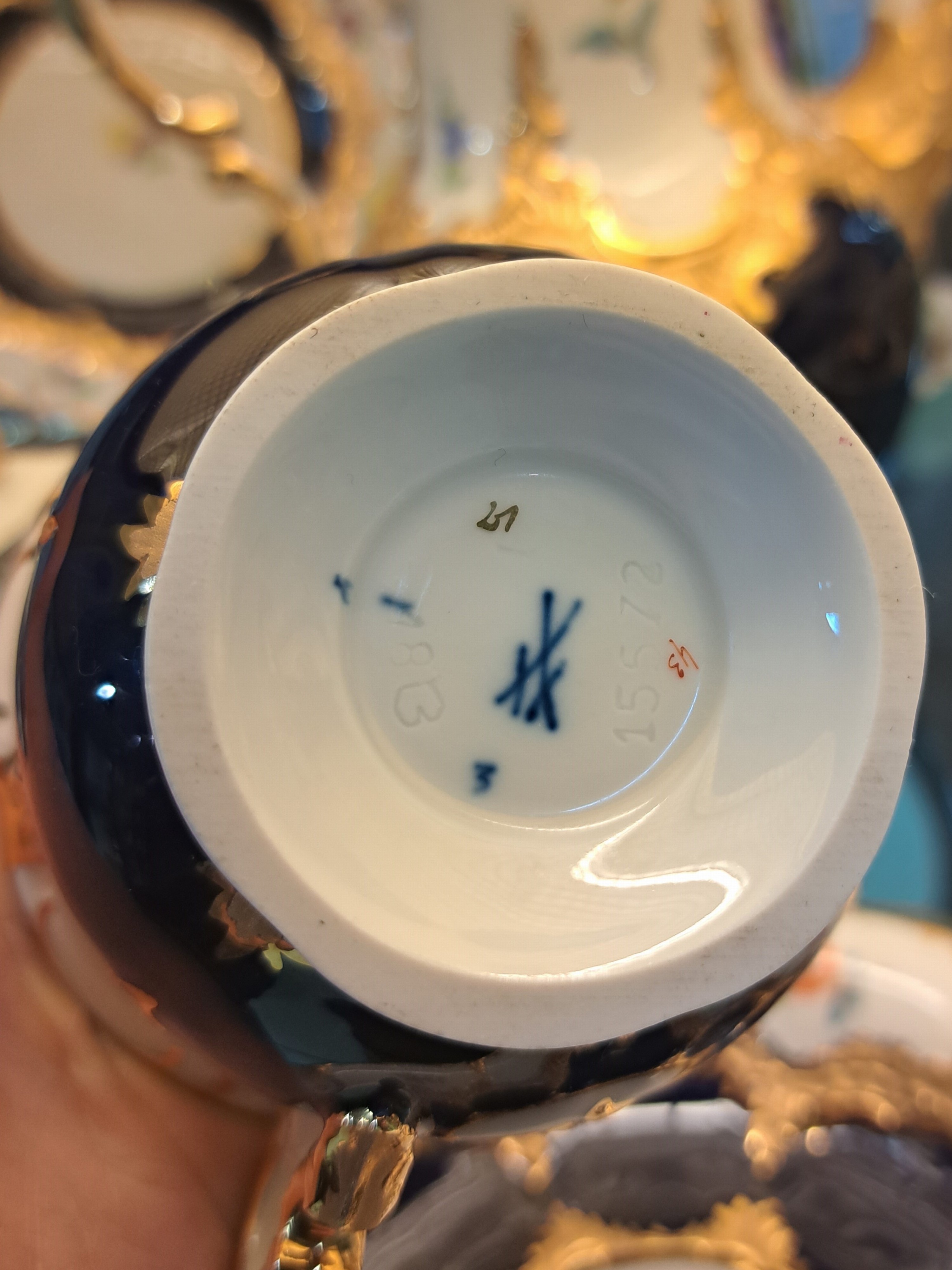 Detail j: Kaffeeservice für 6 Personen, Meissen, 2.H.20.Jh., 2. Wahl, B-Form, kobaltblau, gestreute Blümchen, Matt- und Glanzvergoldung: Große Kaffeekanne, ...