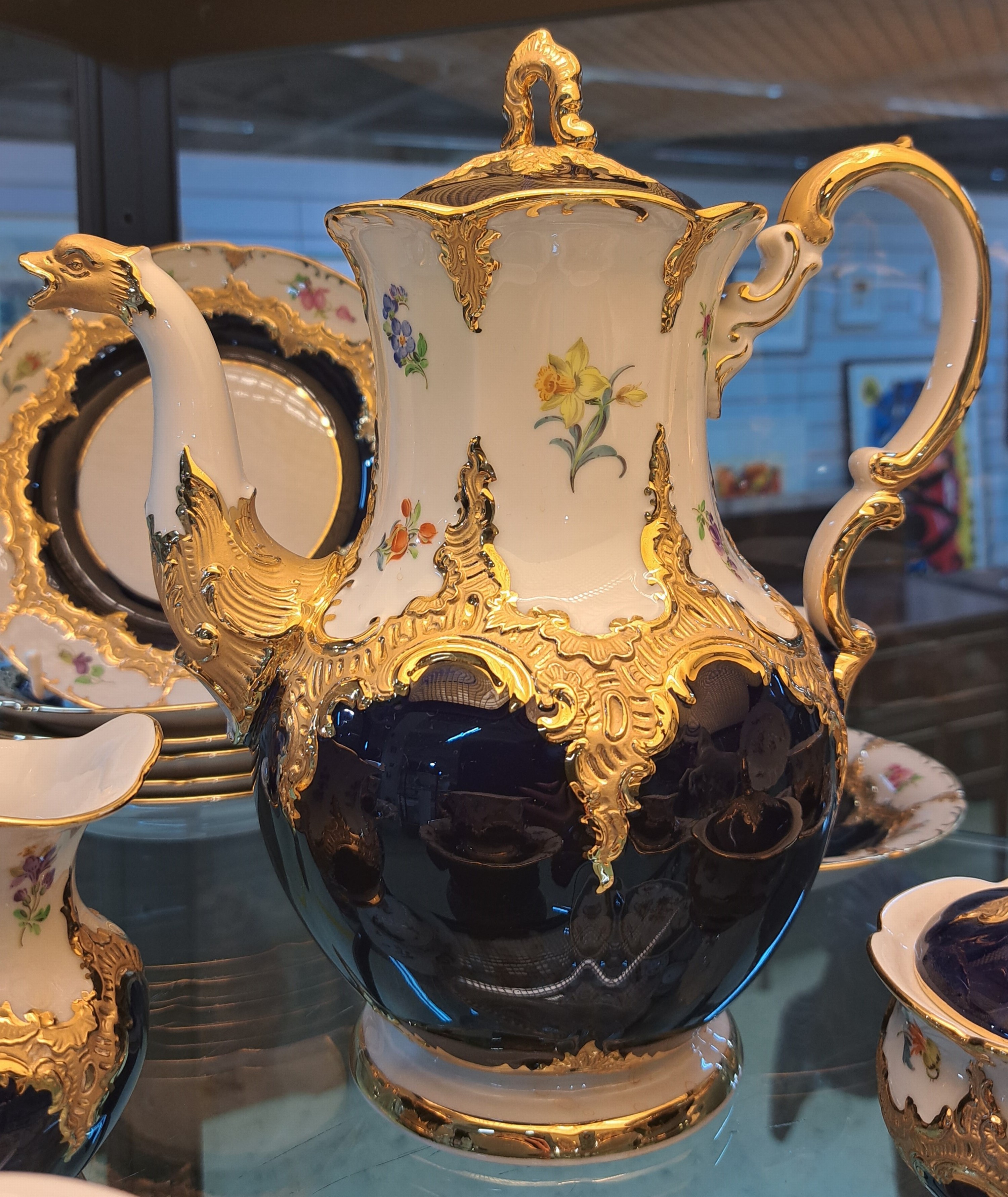 Detail l: Kaffeeservice für 6 Personen, Meissen, 2.H.20.Jh., 2. Wahl, B-Form, kobaltblau, gestreute Blümchen, Matt- und Glanzvergoldung: Große Kaffeekanne, ...