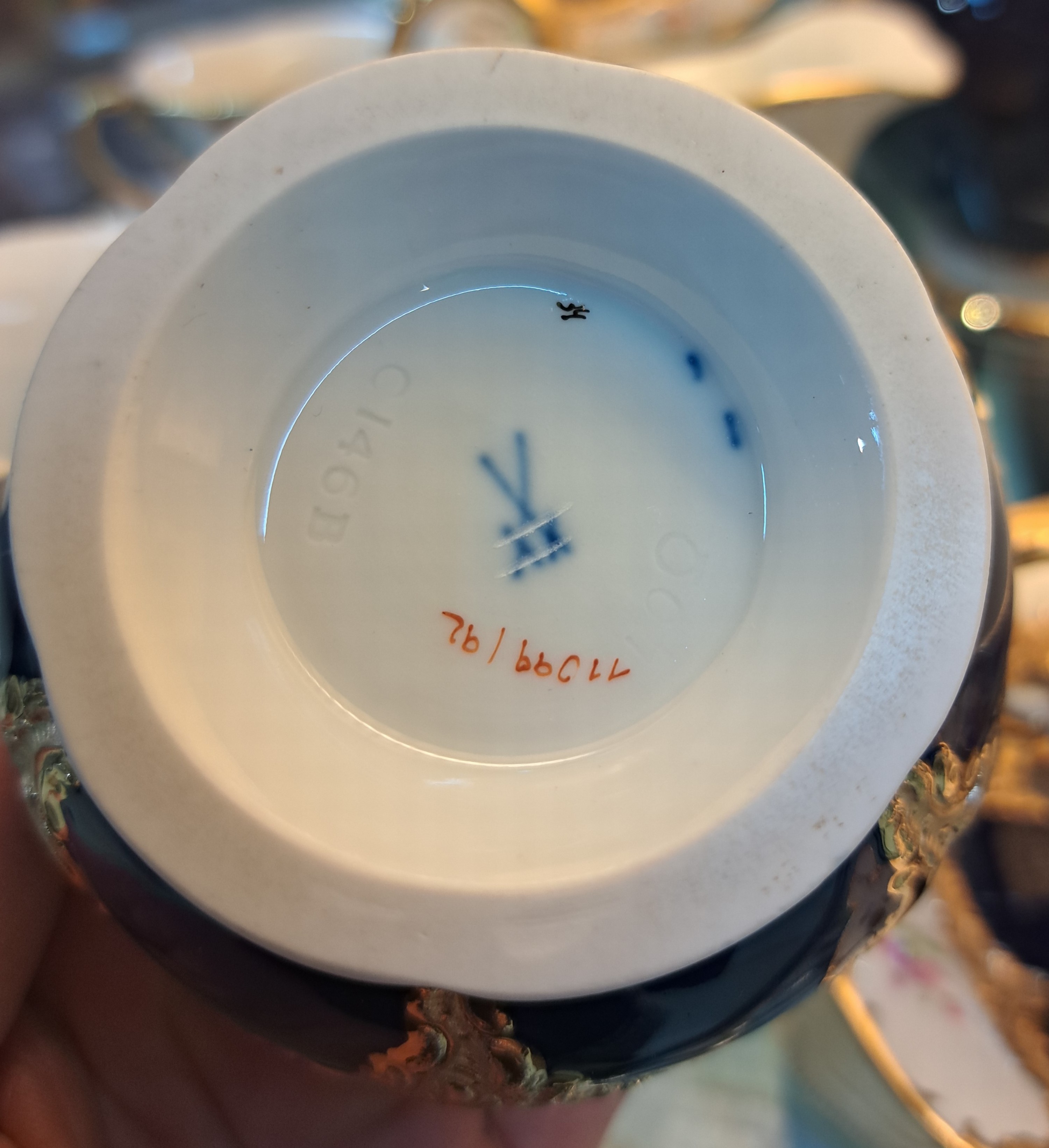 Detail m: Kaffeeservice für 6 Personen, Meissen, 2.H.20.Jh., 2. Wahl, B-Form, kobaltblau, gestreute Blümchen, Matt- und Glanzvergoldung: Große Kaffeekanne, ...