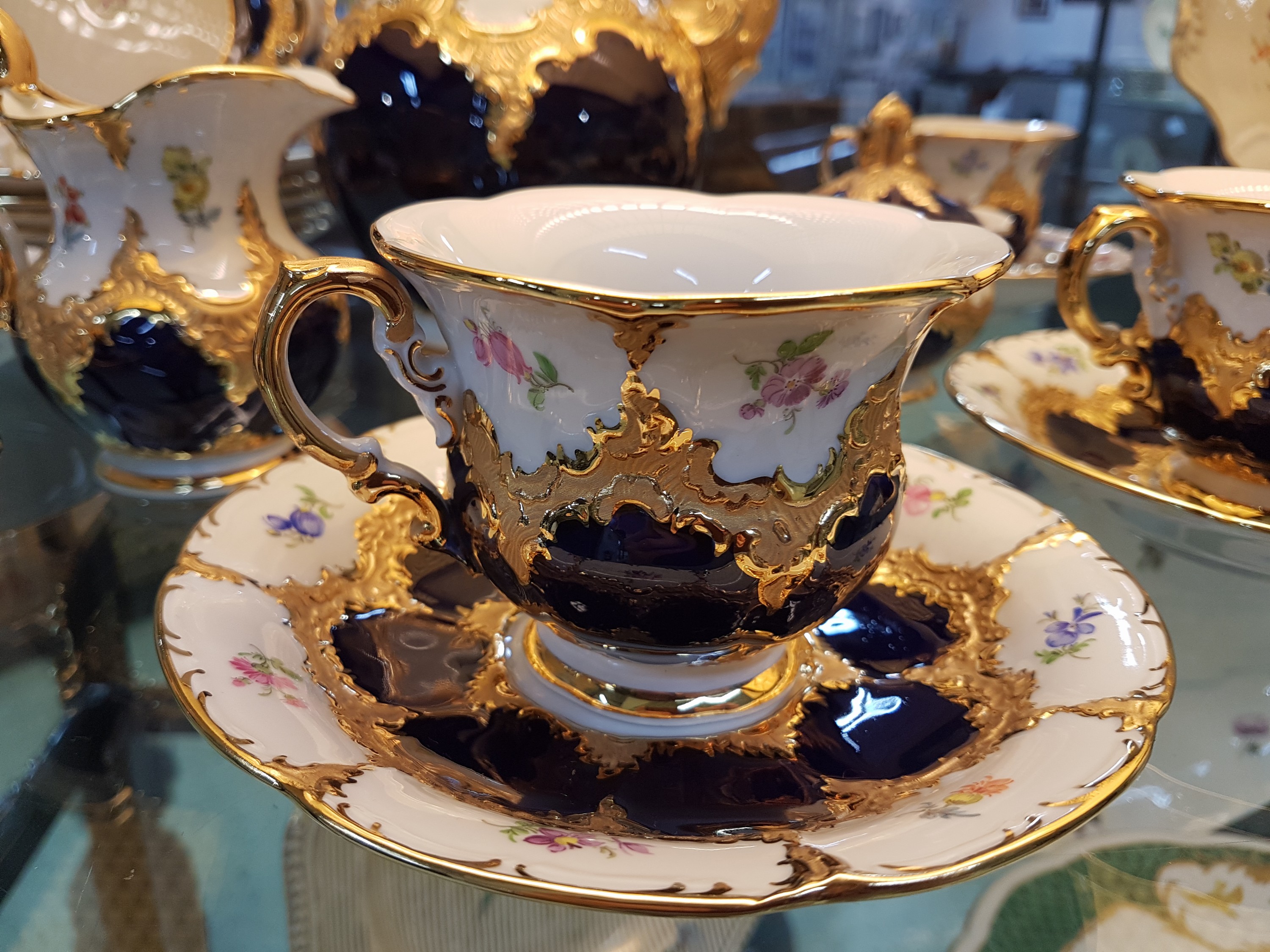 Detail n: Kaffeeservice für 6 Personen, Meissen, 2.H.20.Jh., 2. Wahl, B-Form, kobaltblau, gestreute Blümchen, Matt- und Glanzvergoldung: Große Kaffeekanne, ...