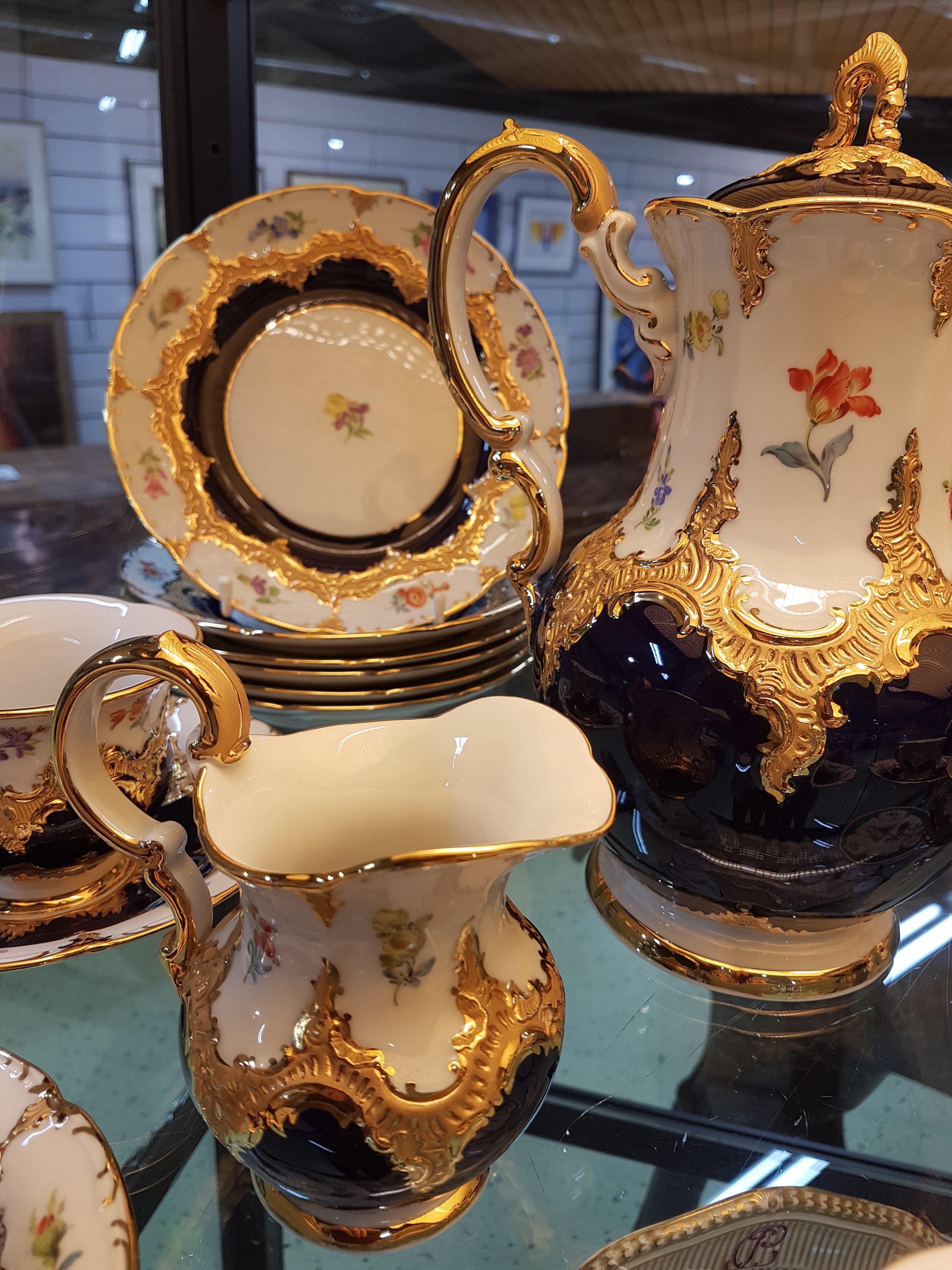 Detail o: Kaffeeservice für 6 Personen, Meissen, 2.H.20.Jh., 2. Wahl, B-Form, kobaltblau, gestreute Blümchen, Matt- und Glanzvergoldung: Große Kaffeekanne, ...