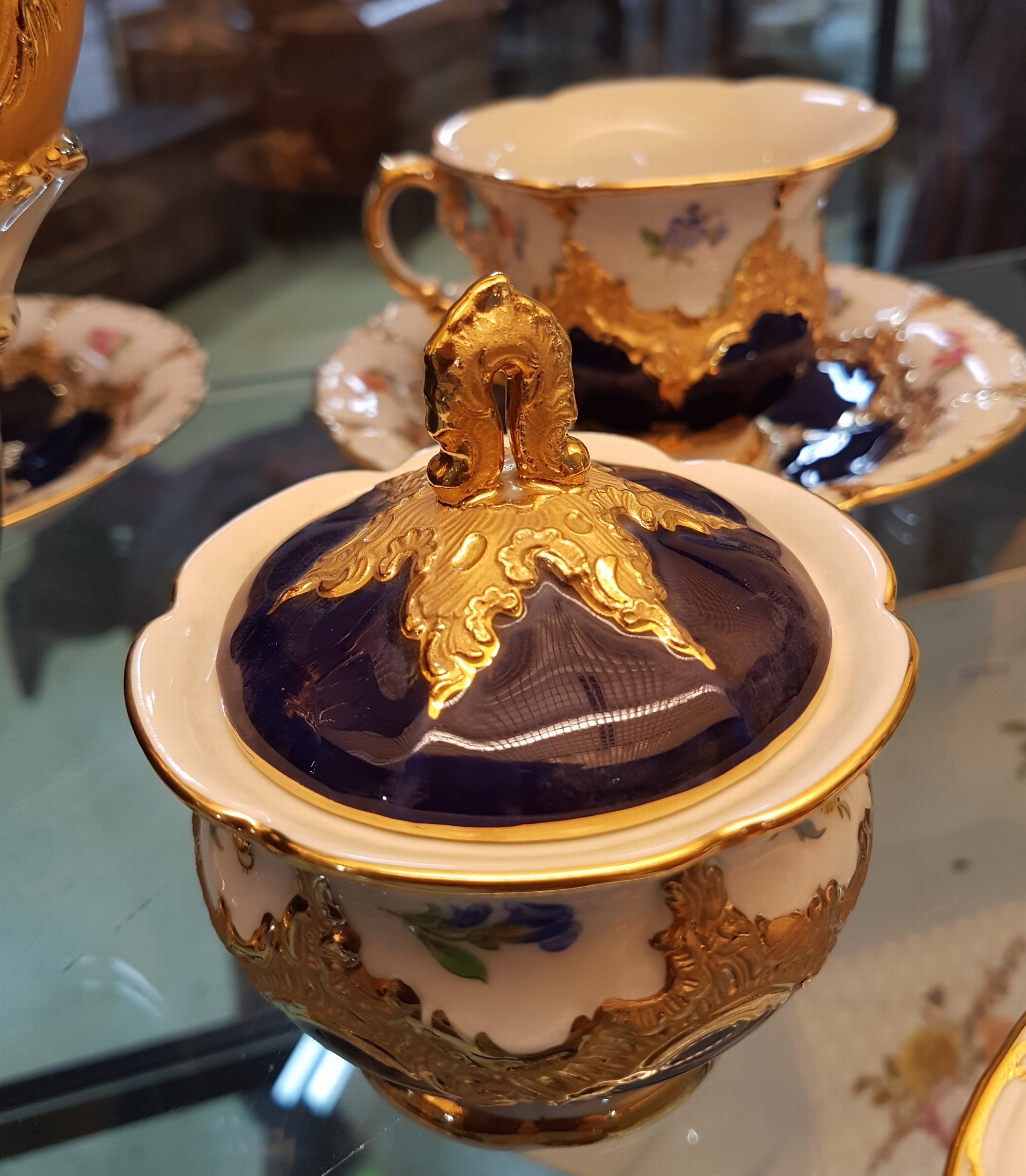 Detail p: Kaffeeservice für 6 Personen, Meissen, 2.H.20.Jh., 2. Wahl, B-Form, kobaltblau, gestreute Blümchen, Matt- und Glanzvergoldung: Große Kaffeekanne, ...