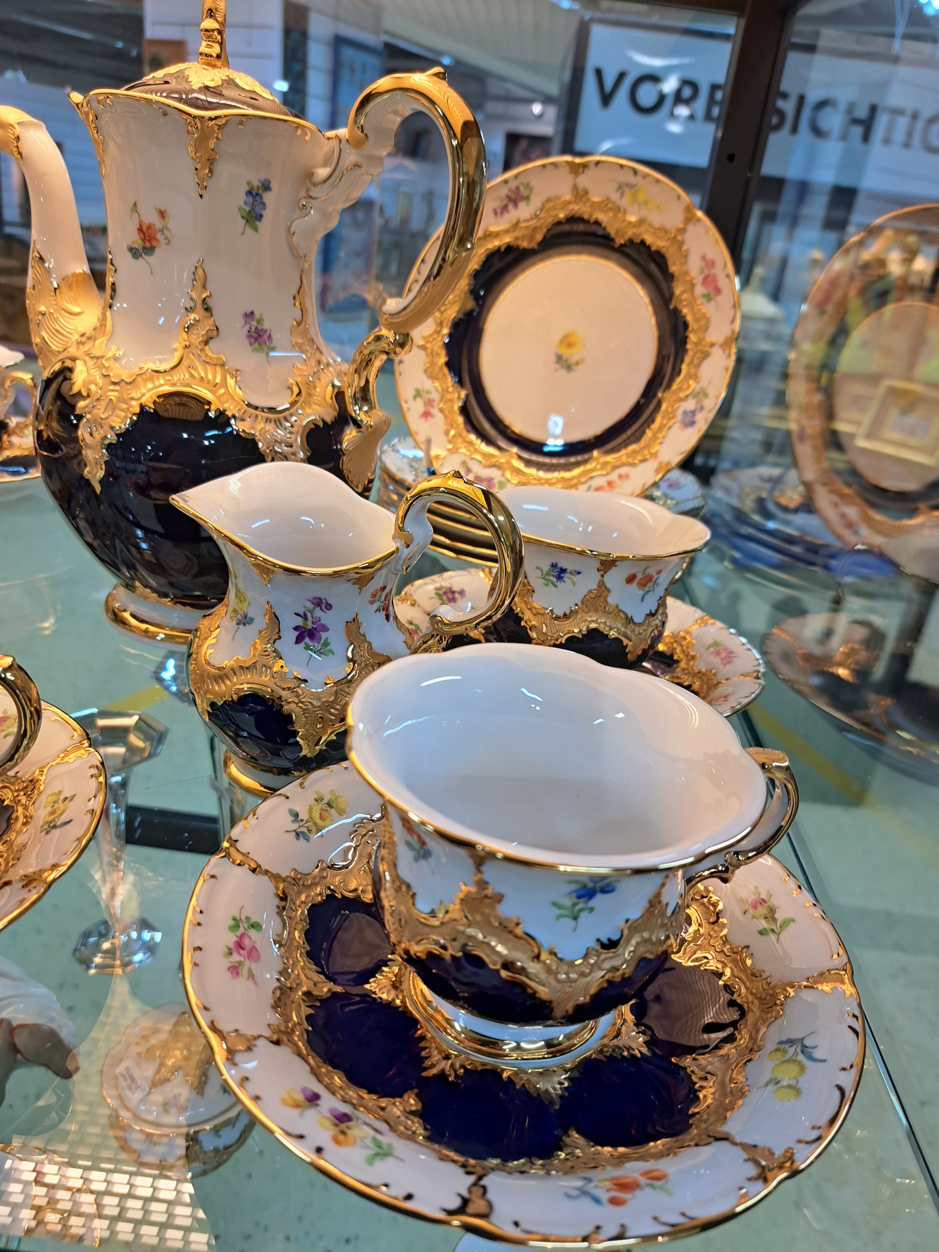 Detail a: Kaffeeservice für 6 Personen, Meissen, 2.H.20.Jh., 2. Wahl, B-Form, kobaltblau, gestreute Blümchen, Matt- und Glanzvergoldung: Große Kaffeekanne ...