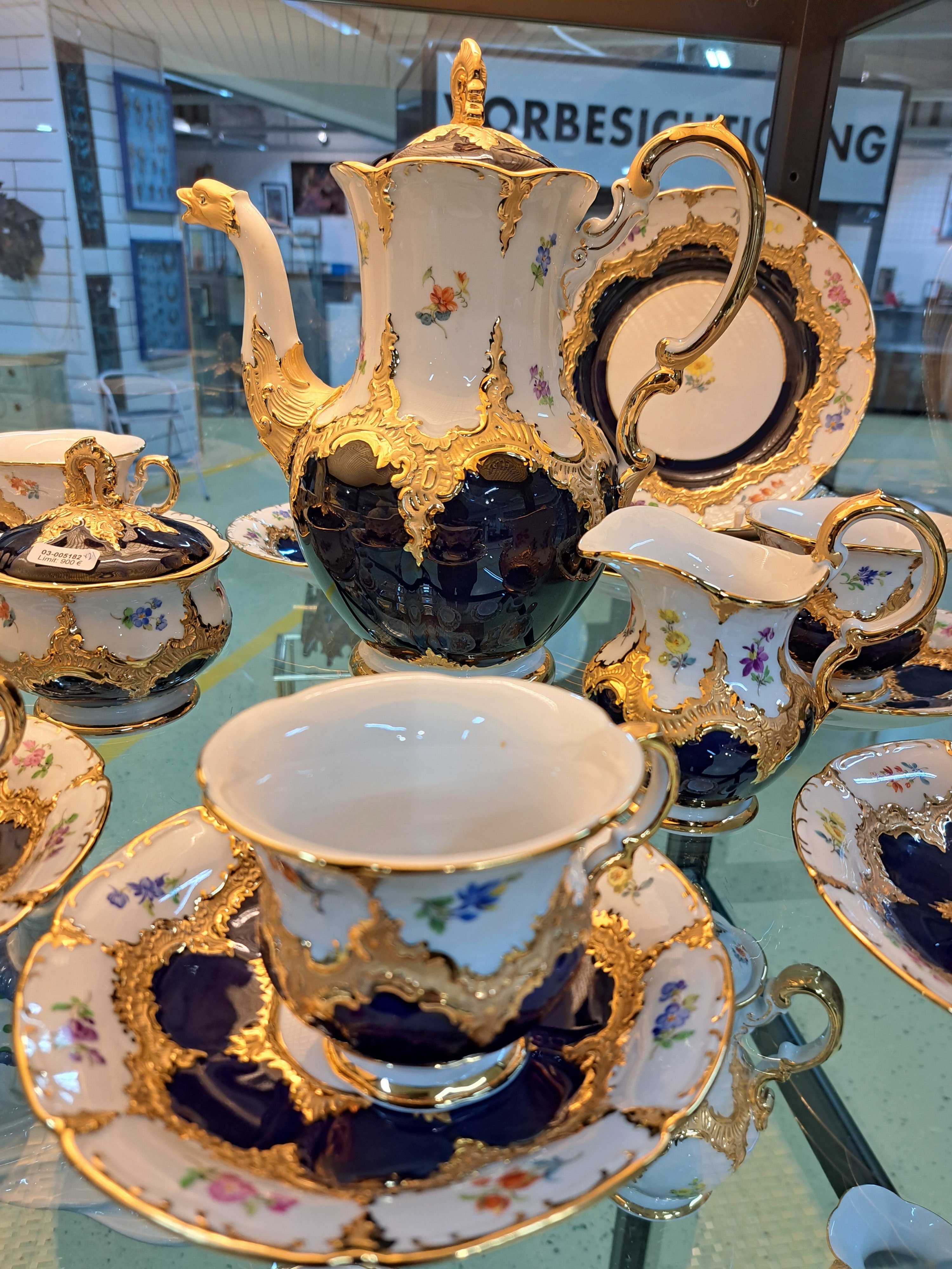 Detail b: Kaffeeservice für 6 Personen, Meissen, 2.H.20.Jh., 2. Wahl, B-Form, kobaltblau, gestreute Blümchen, Matt- und Glanzvergoldung: Große Kaffeekanne ...