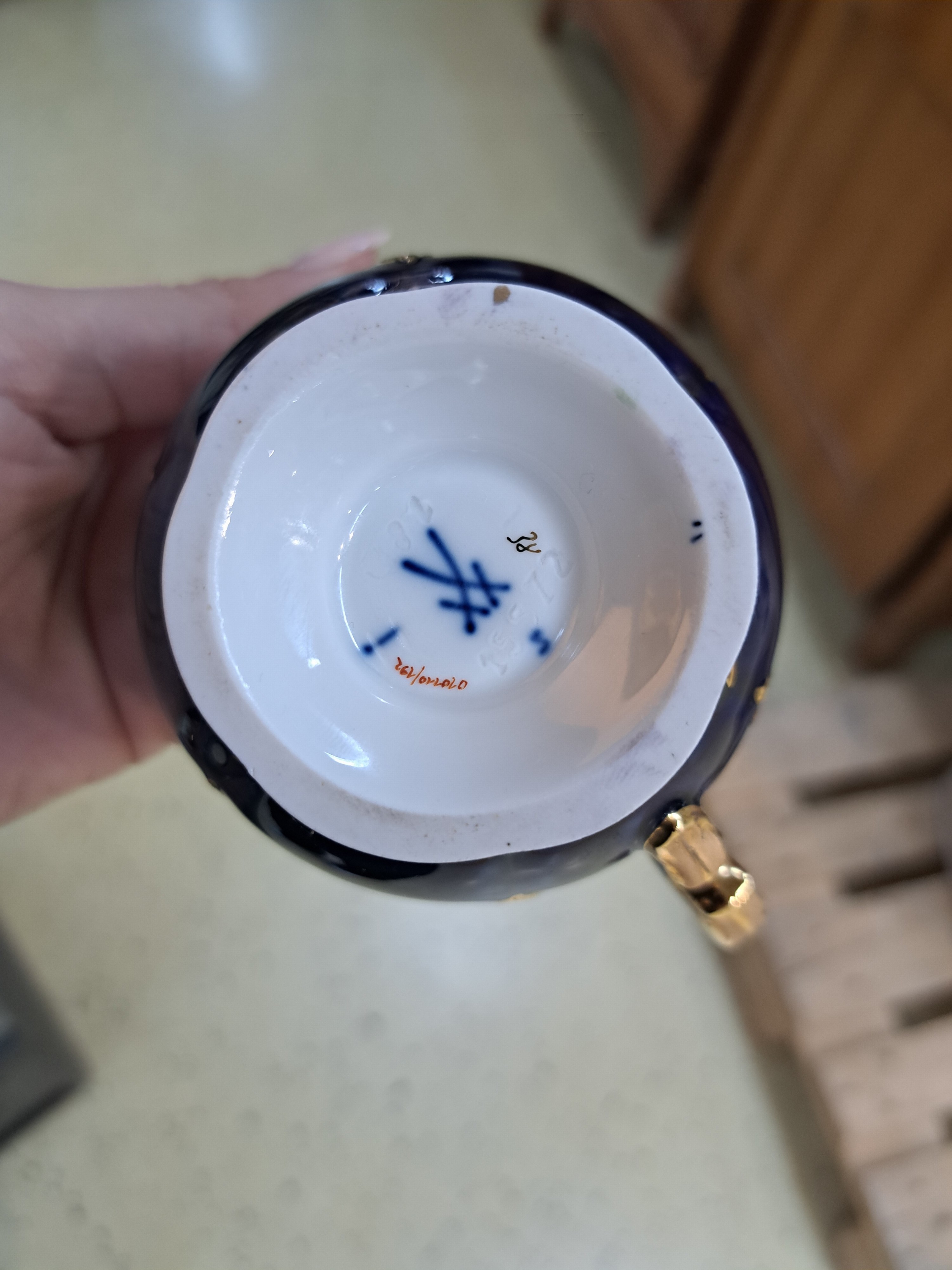 Detail e: Kaffeeservice für 6 Personen, Meissen, 2.H.20.Jh., 2. Wahl, B-Form, kobaltblau, gestreute Blümchen, Matt- und Glanzvergoldung: Große Kaffeekanne ...