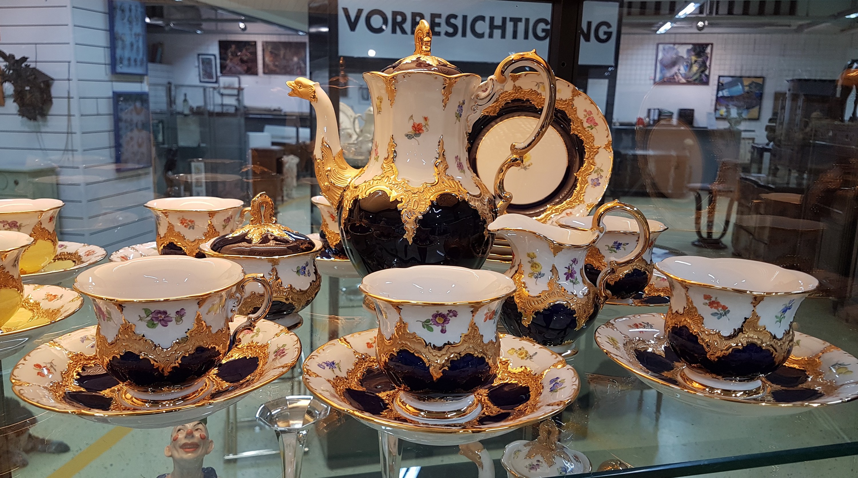 Detail f: Kaffeeservice für 6 Personen, Meissen, 2.H.20.Jh., 2. Wahl, B-Form, kobaltblau, gestreute Blümchen, Matt- und Glanzvergoldung: Große Kaffeekanne ...