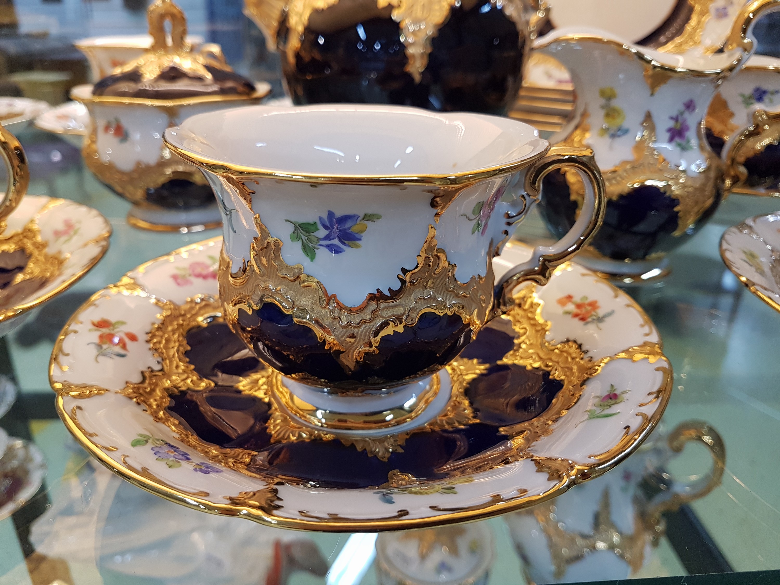Detail h: Kaffeeservice für 6 Personen, Meissen, 2.H.20.Jh., 2. Wahl, B-Form, kobaltblau, gestreute Blümchen, Matt- und Glanzvergoldung: Große Kaffeekanne ...